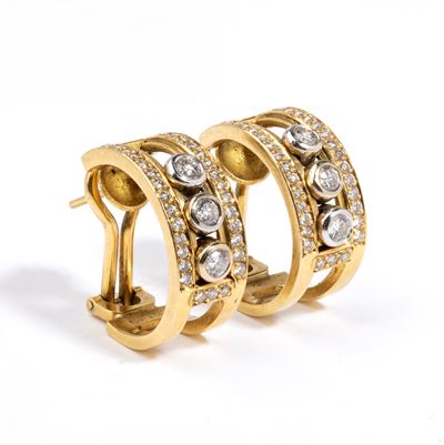 Coppia di orecchini, oro giallo e oro bianco con diamanti rotondi taglio brillante