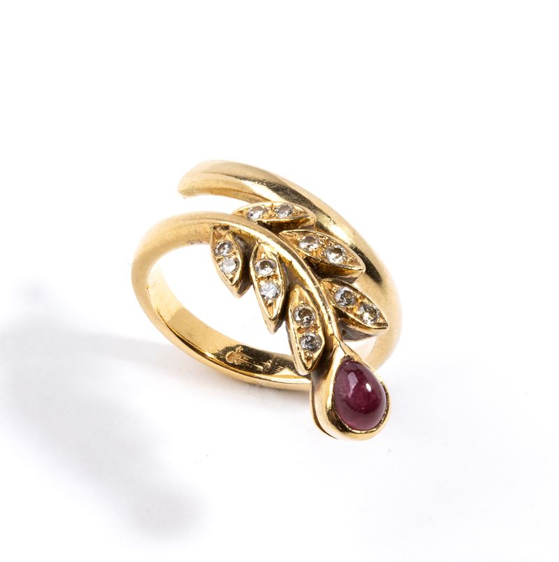 Anello in oro giallo 18k con diamanti e rubino cabochon