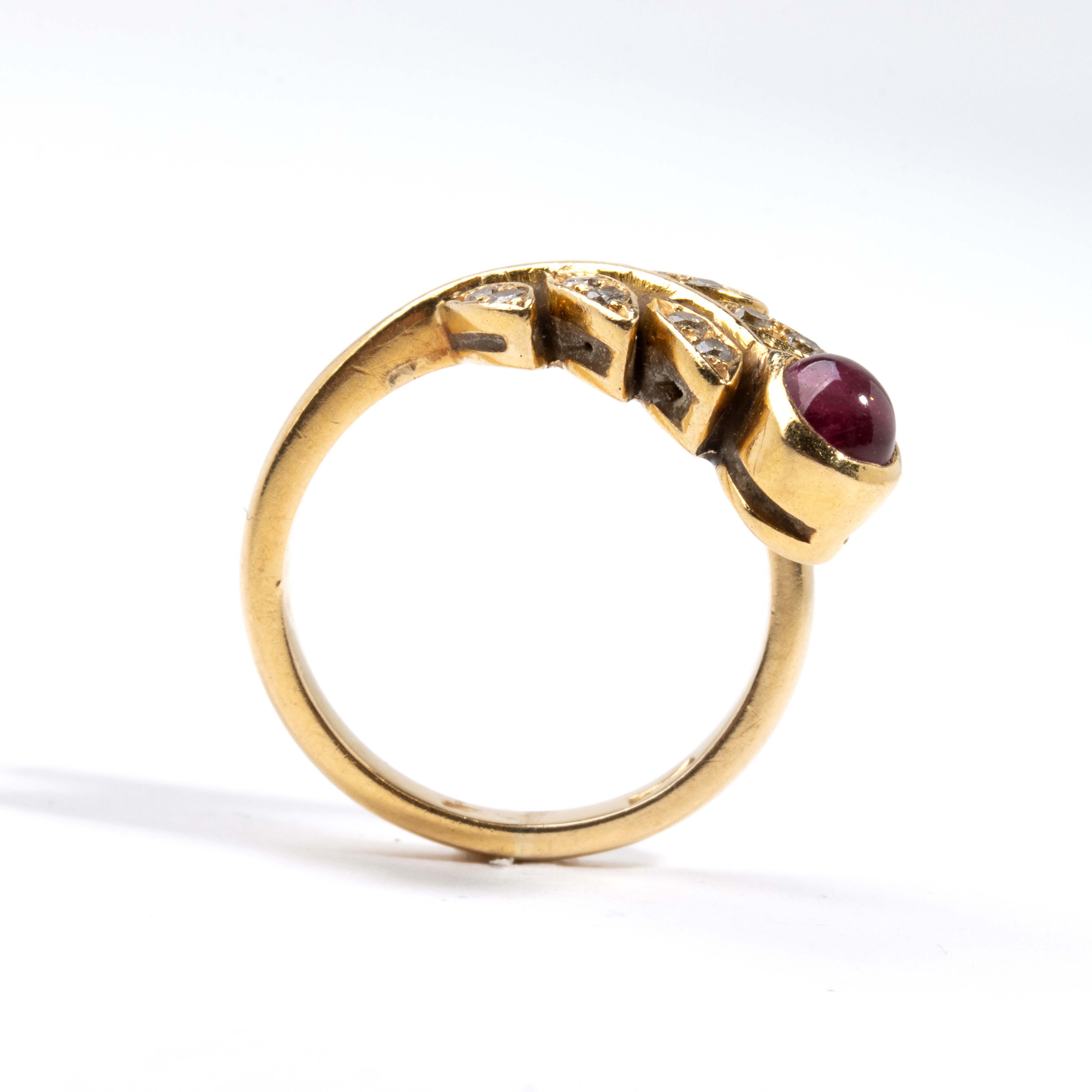 Anello in oro giallo 18k con diamanti e rubino cabochon