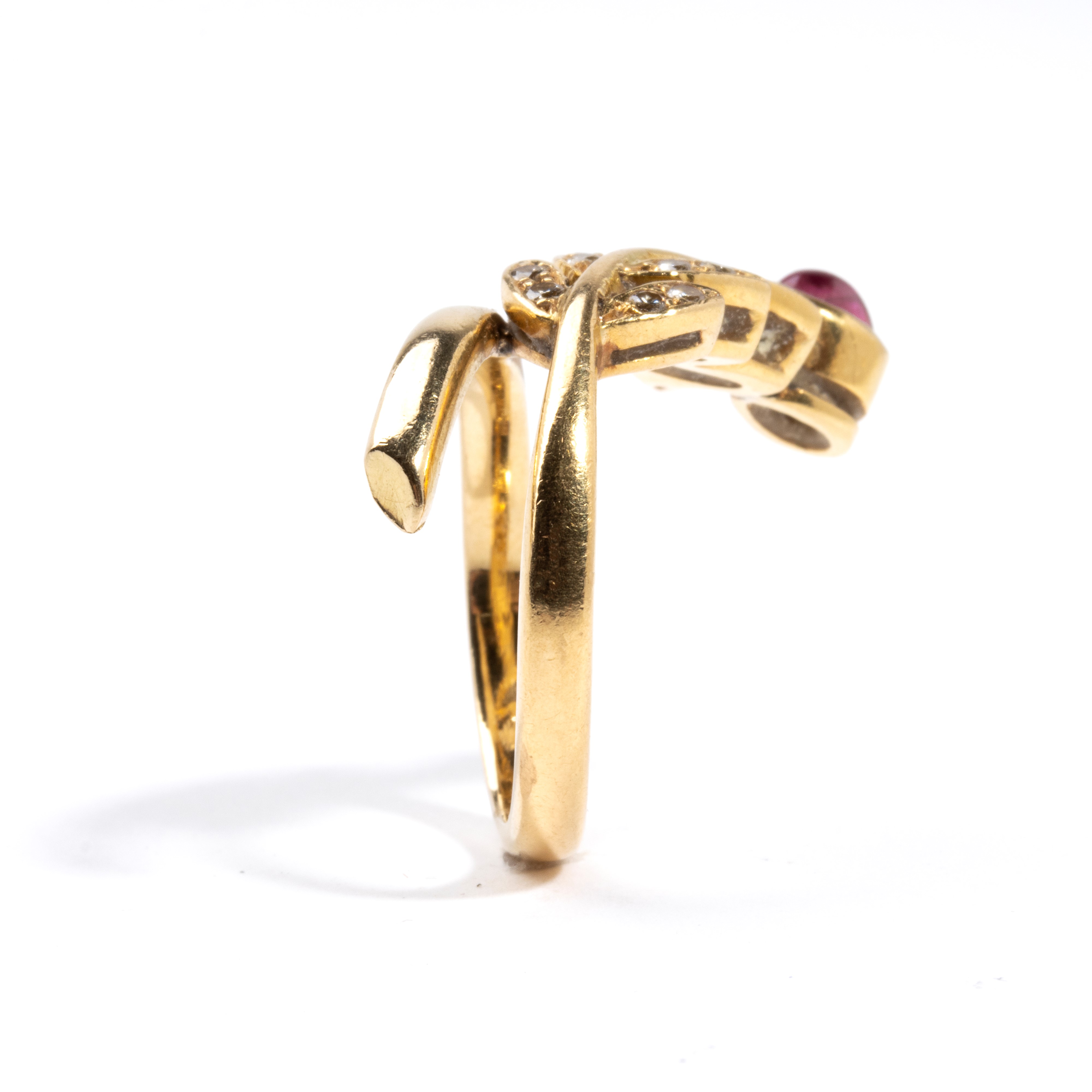 Anello in oro giallo 18k con diamanti e rubino cabochon