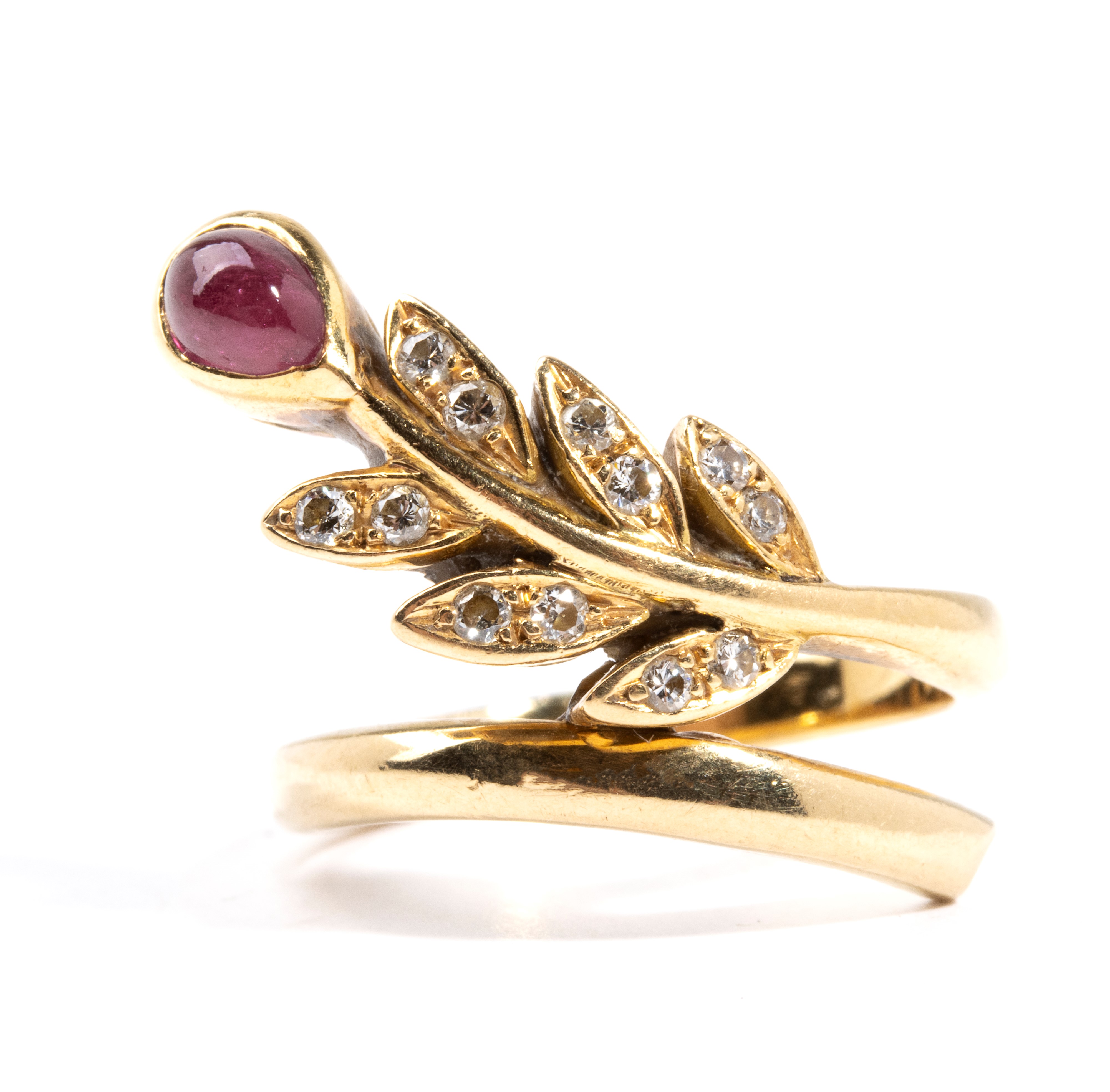 Anello in oro giallo 18k con diamanti e rubino cabochon
