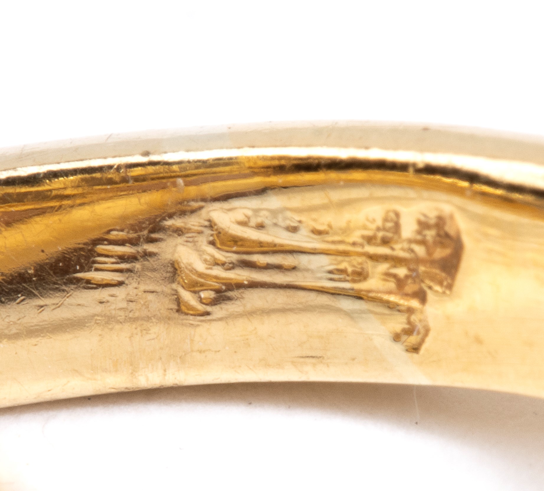 Anello in oro giallo 18k con diamanti e rubino cabochon