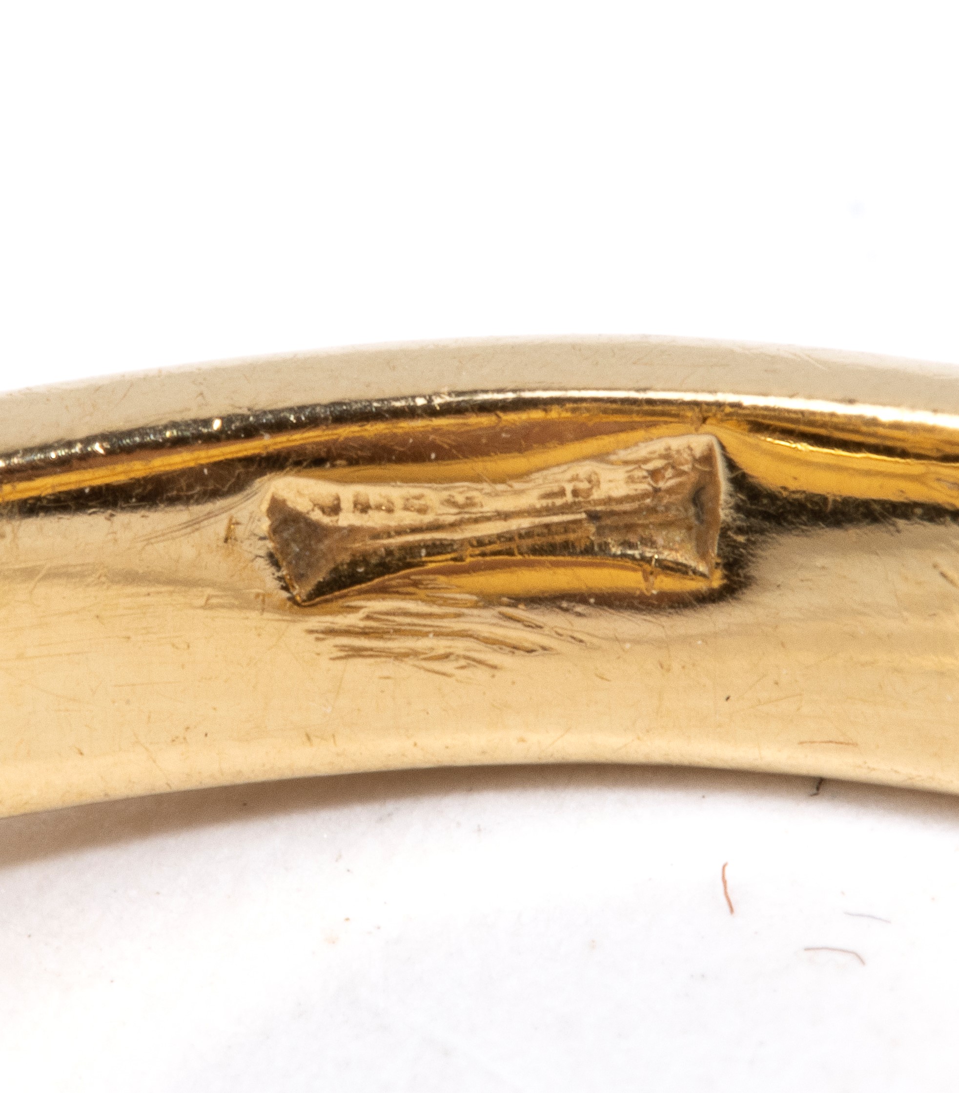 Anello in oro giallo 18k con diamanti e rubino cabochon