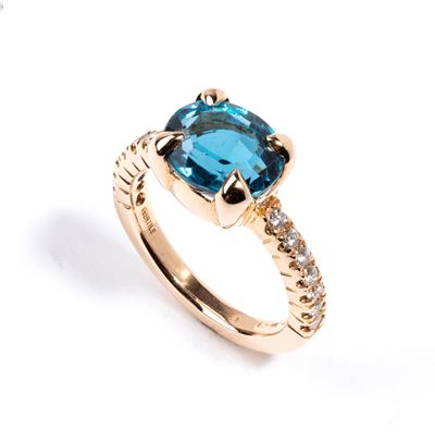 Anello in oro rosa 18k con topazio azzurro e diamanti, taglio brillante