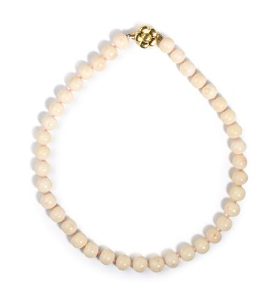 Collana in corallo rosa a filo di sfere, oro giallo 18k