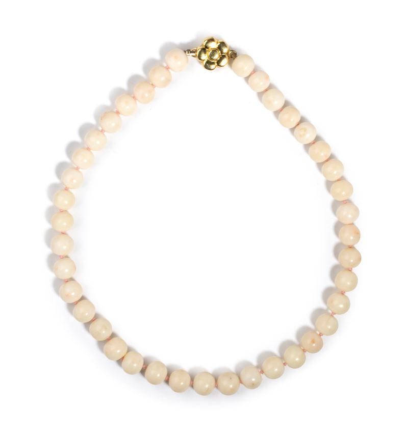 Collana in corallo rosa a filo di sfere, oro giallo 18k