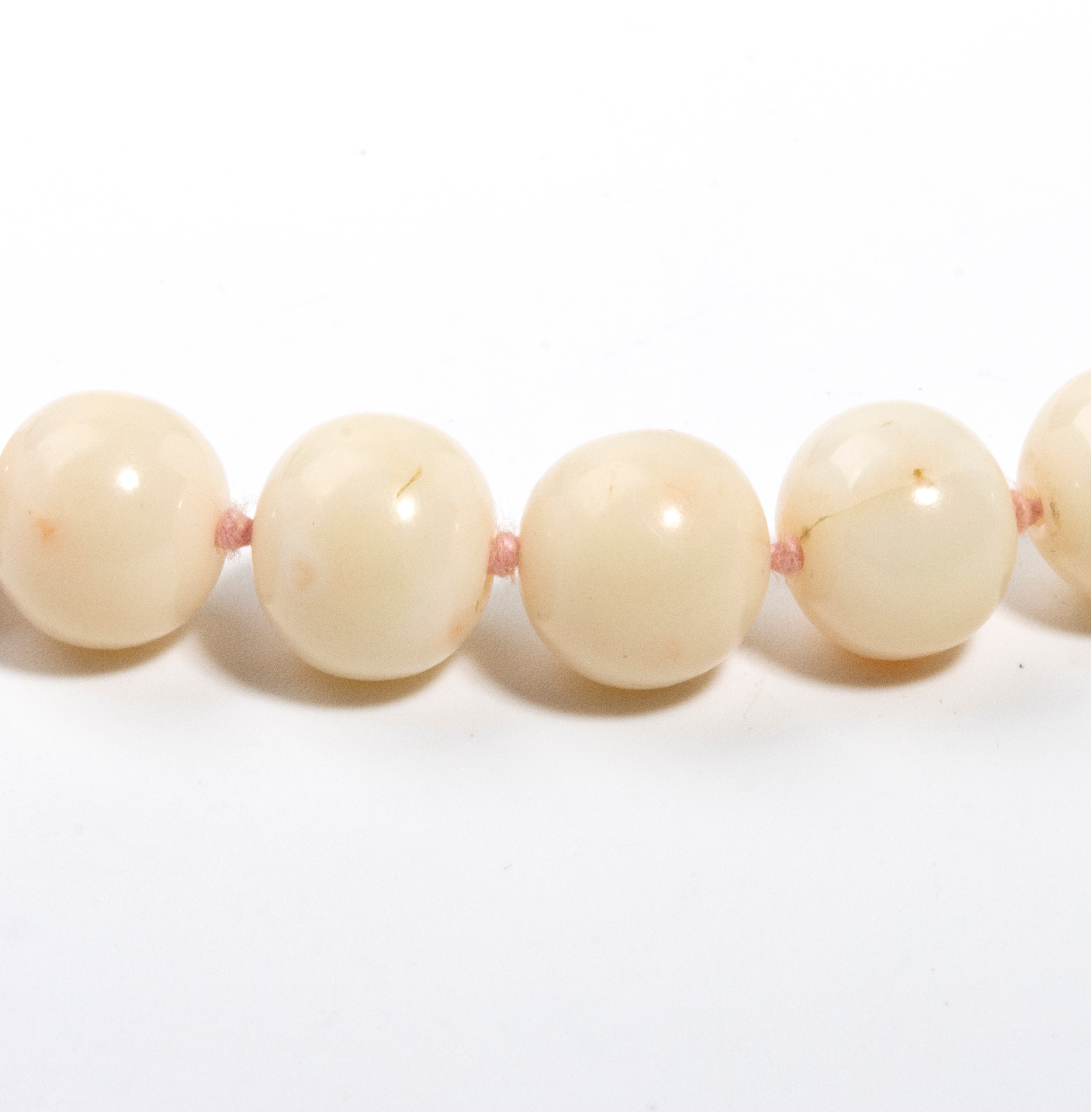 Collana in corallo rosa a filo di sfere, oro giallo 18k