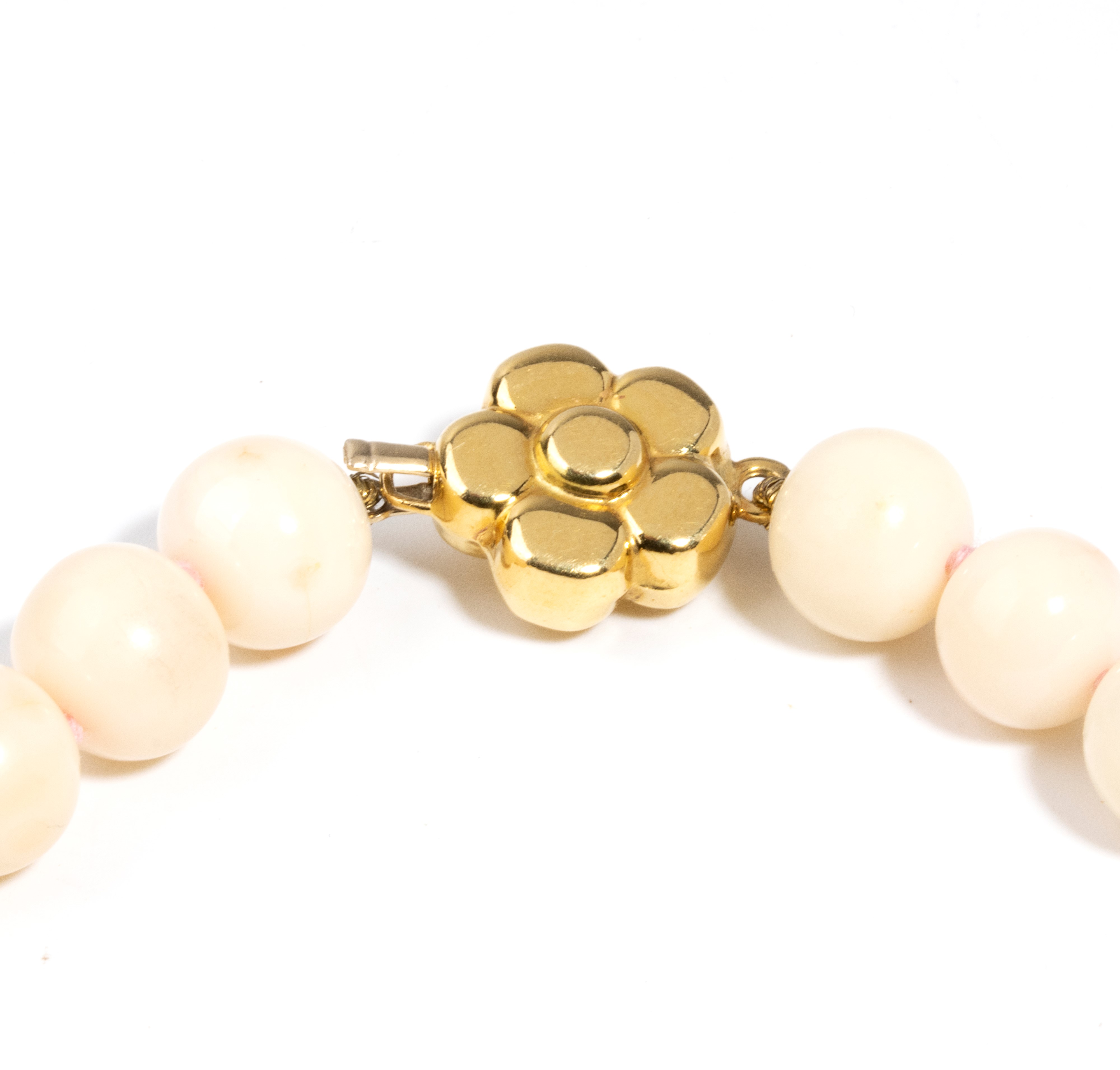 Collana in corallo rosa a filo di sfere, oro giallo 18k
