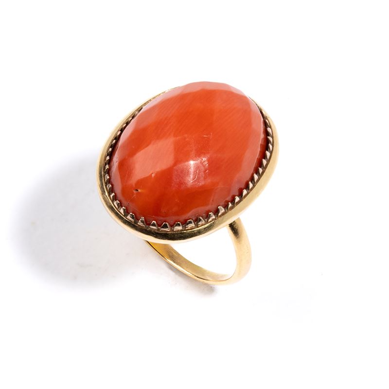 Anello, oro giallo e corallo rosso del Mediterraneo (Corallum Rubrum), cabochon sfaccettato