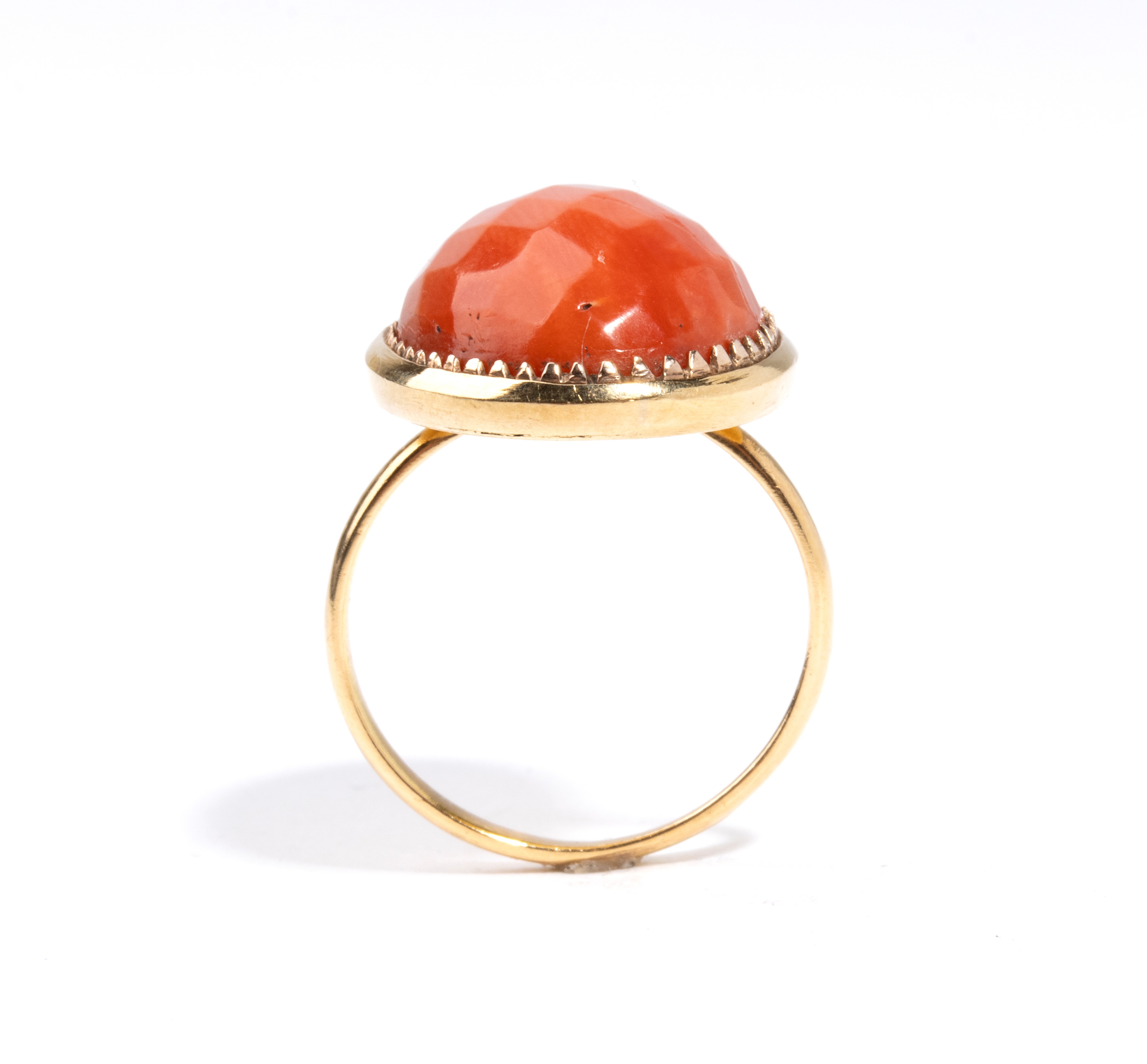 Anello, oro giallo e corallo rosso del Mediterraneo (Corallum Rubrum), cabochon sfaccettato