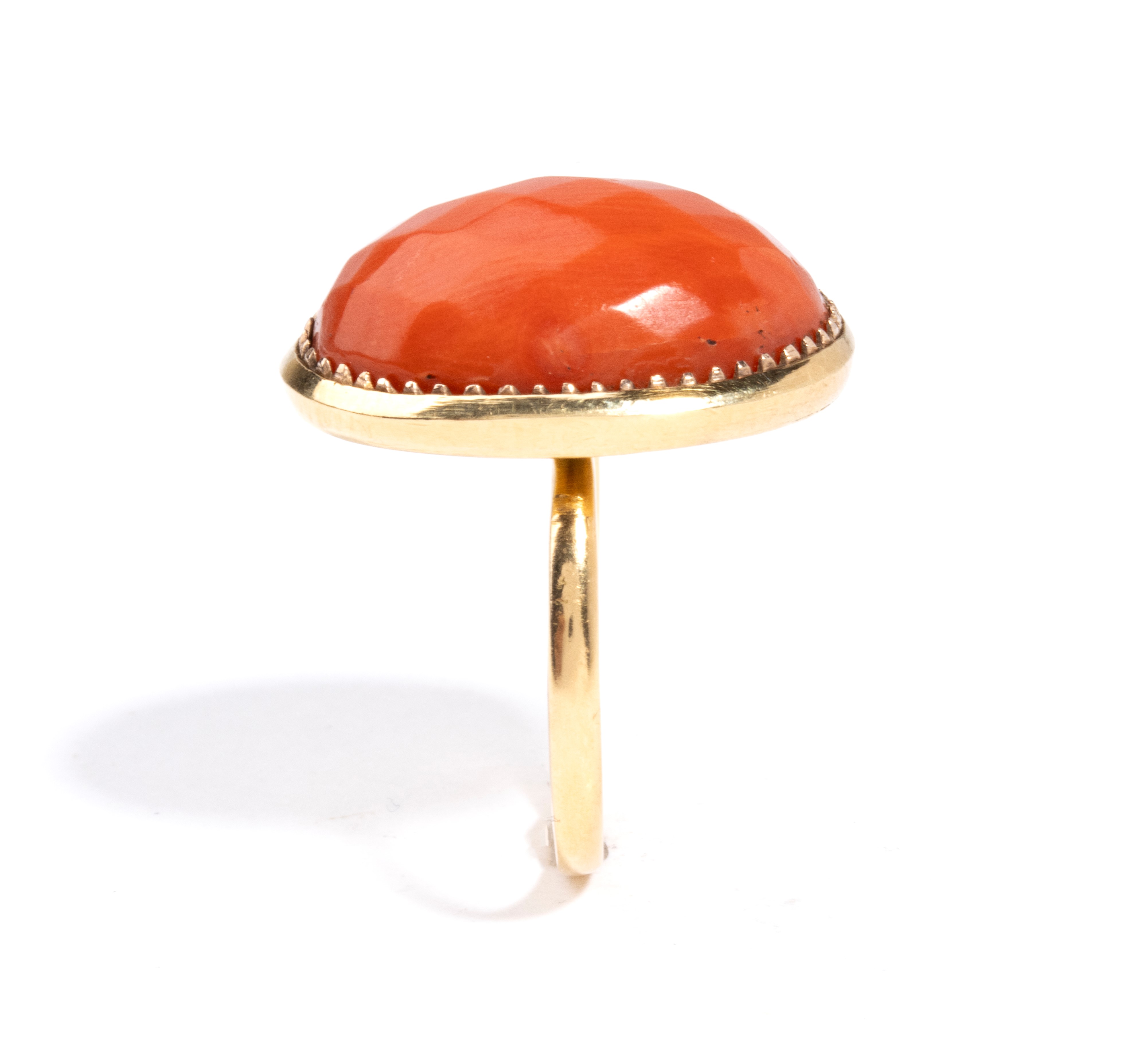 Anello, oro giallo e corallo rosso del Mediterraneo (Corallum Rubrum), cabochon sfaccettato
