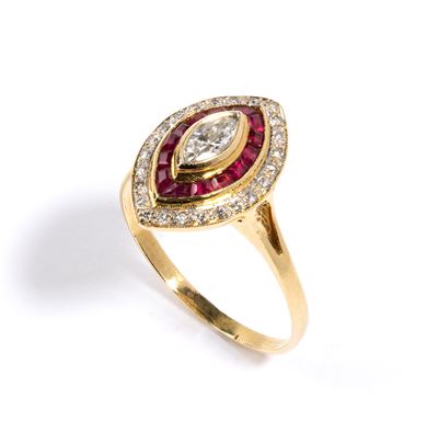 Anello in oro giallo 18k con diamanti e rubini, montatura a navetta