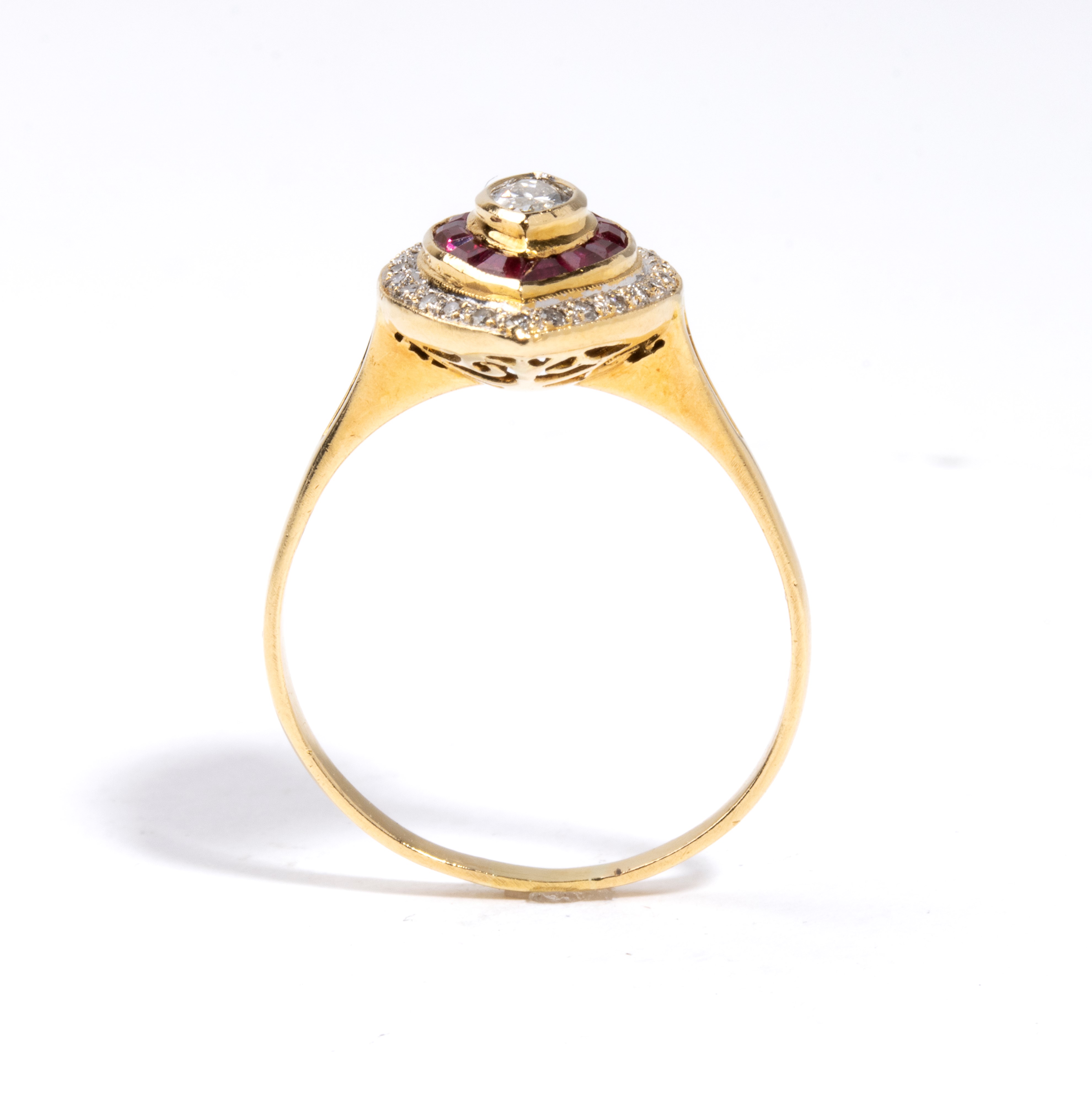 Anello in oro giallo 18k con diamanti e rubini, montatura a navetta