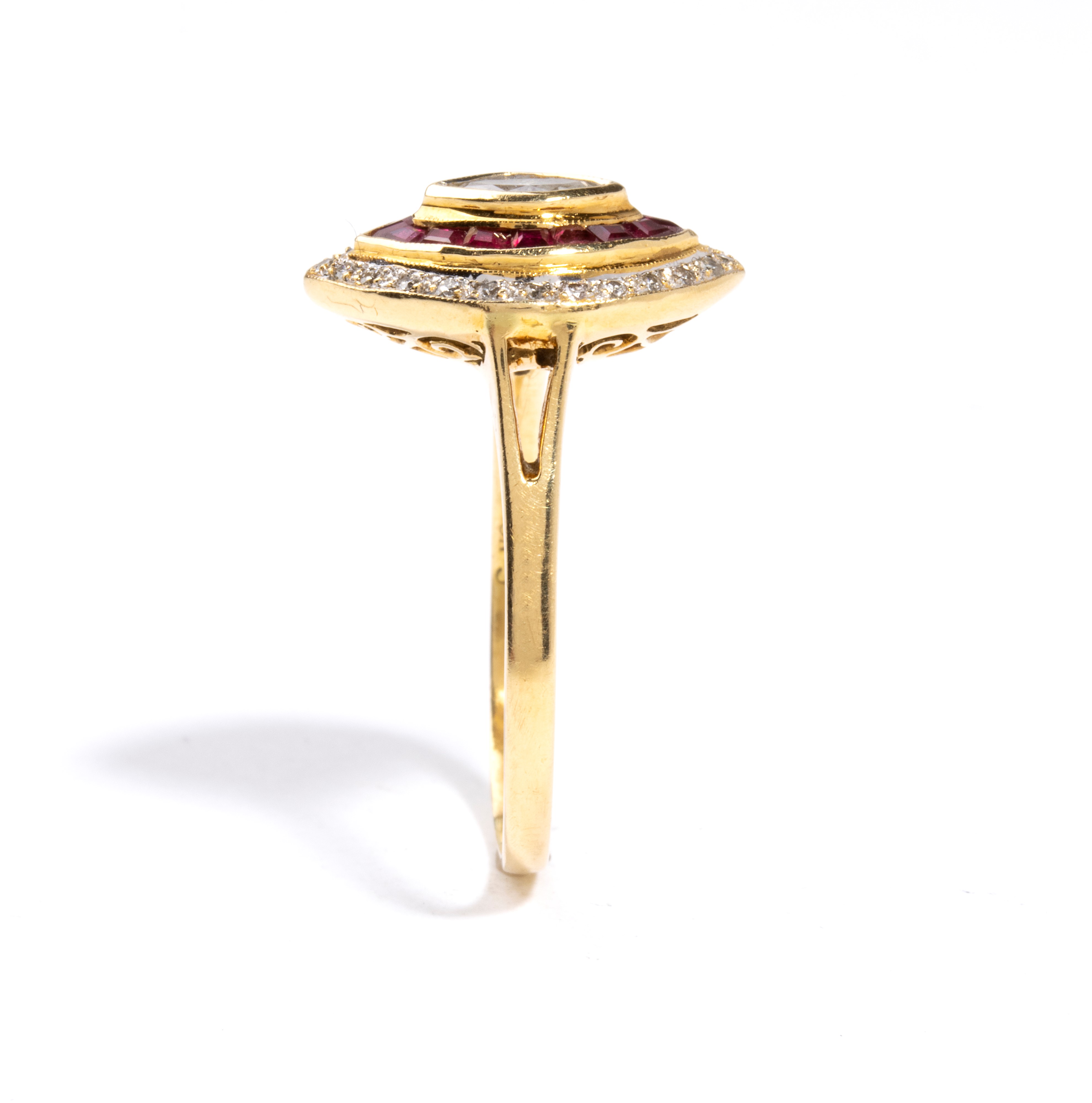 Anello in oro giallo 18k con diamanti e rubini, montatura a navetta