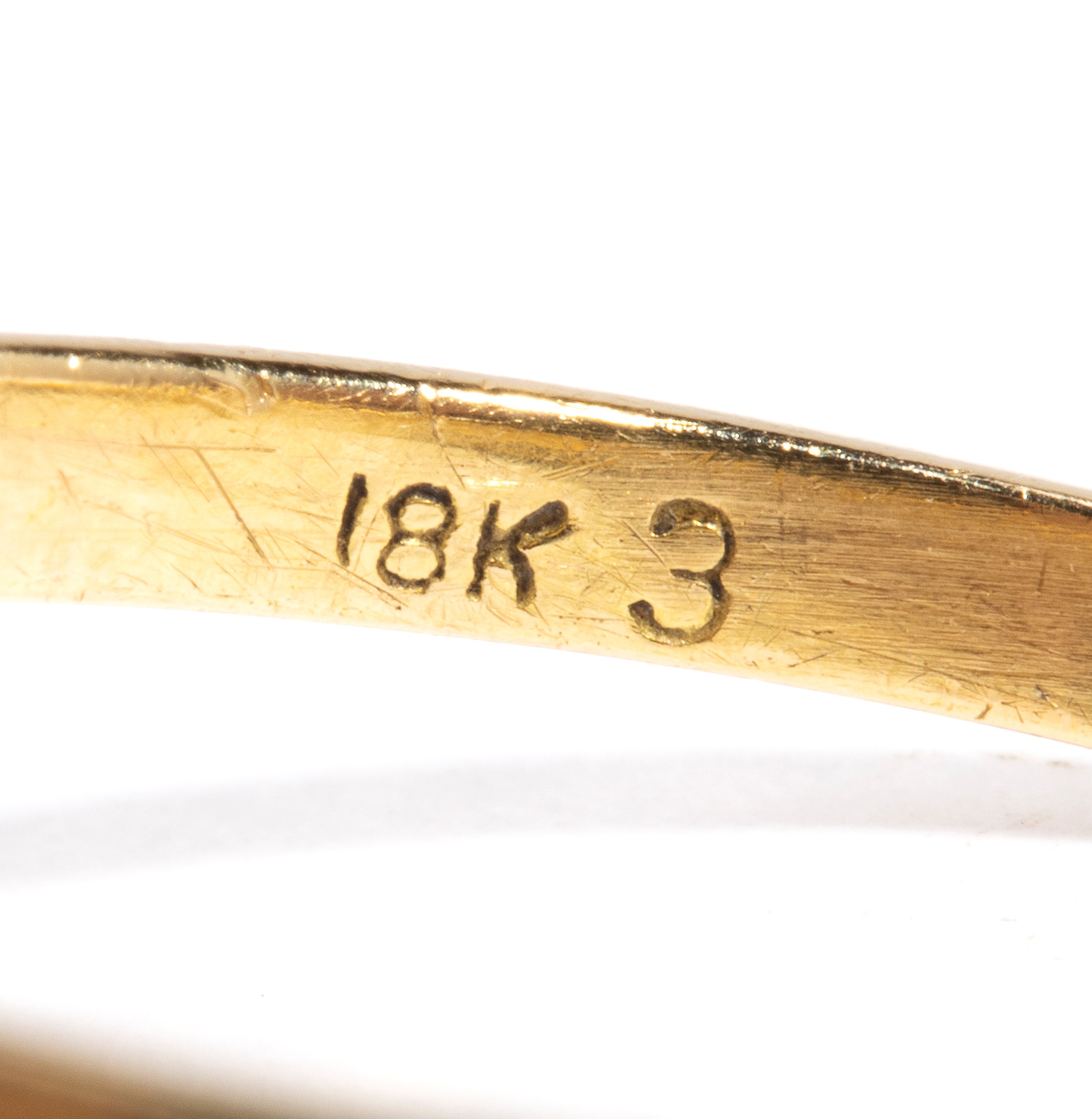 Anello in oro giallo 18k con diamanti e rubini, montatura a navetta