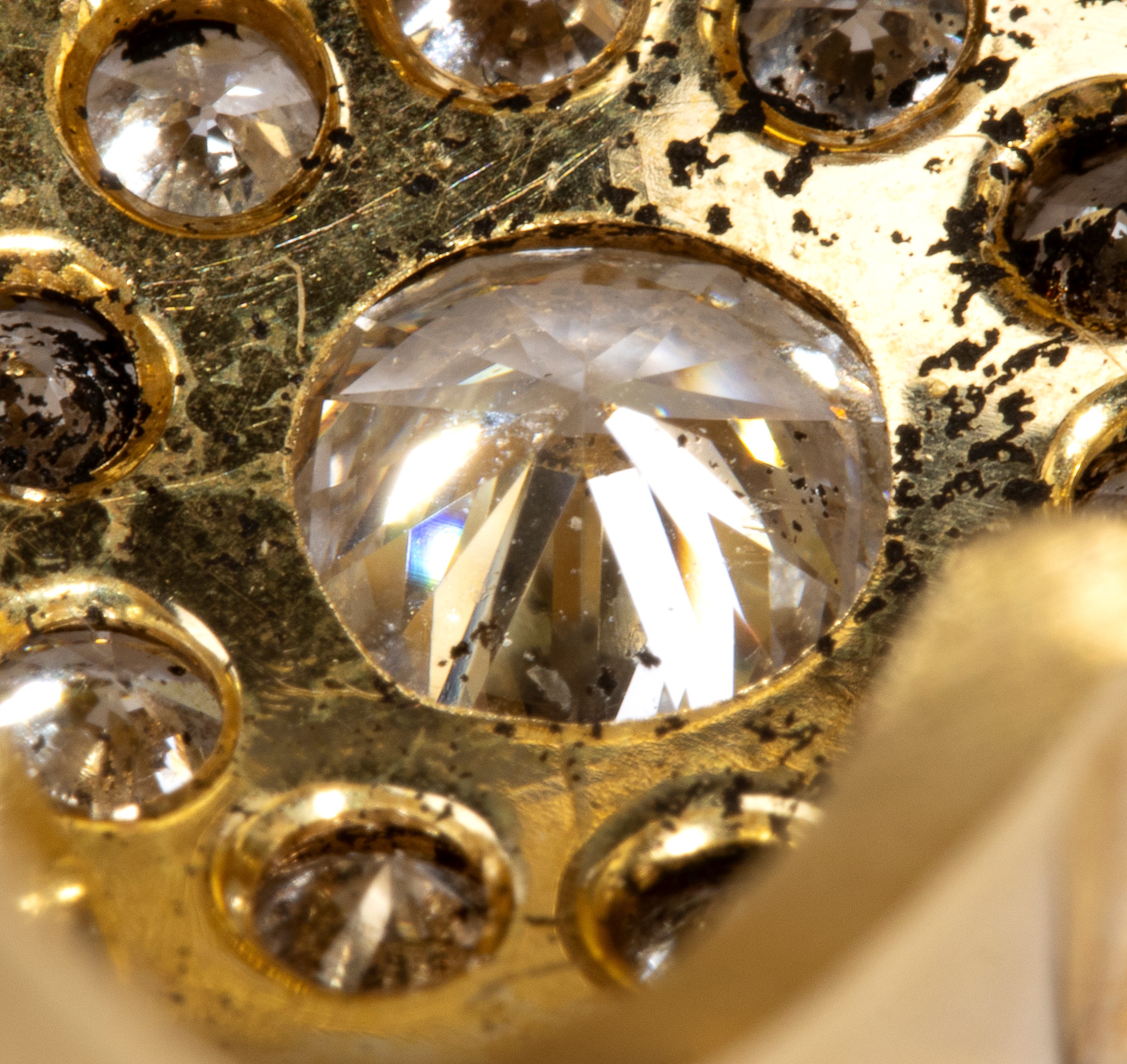 Anello a fascia in oro con diamanti