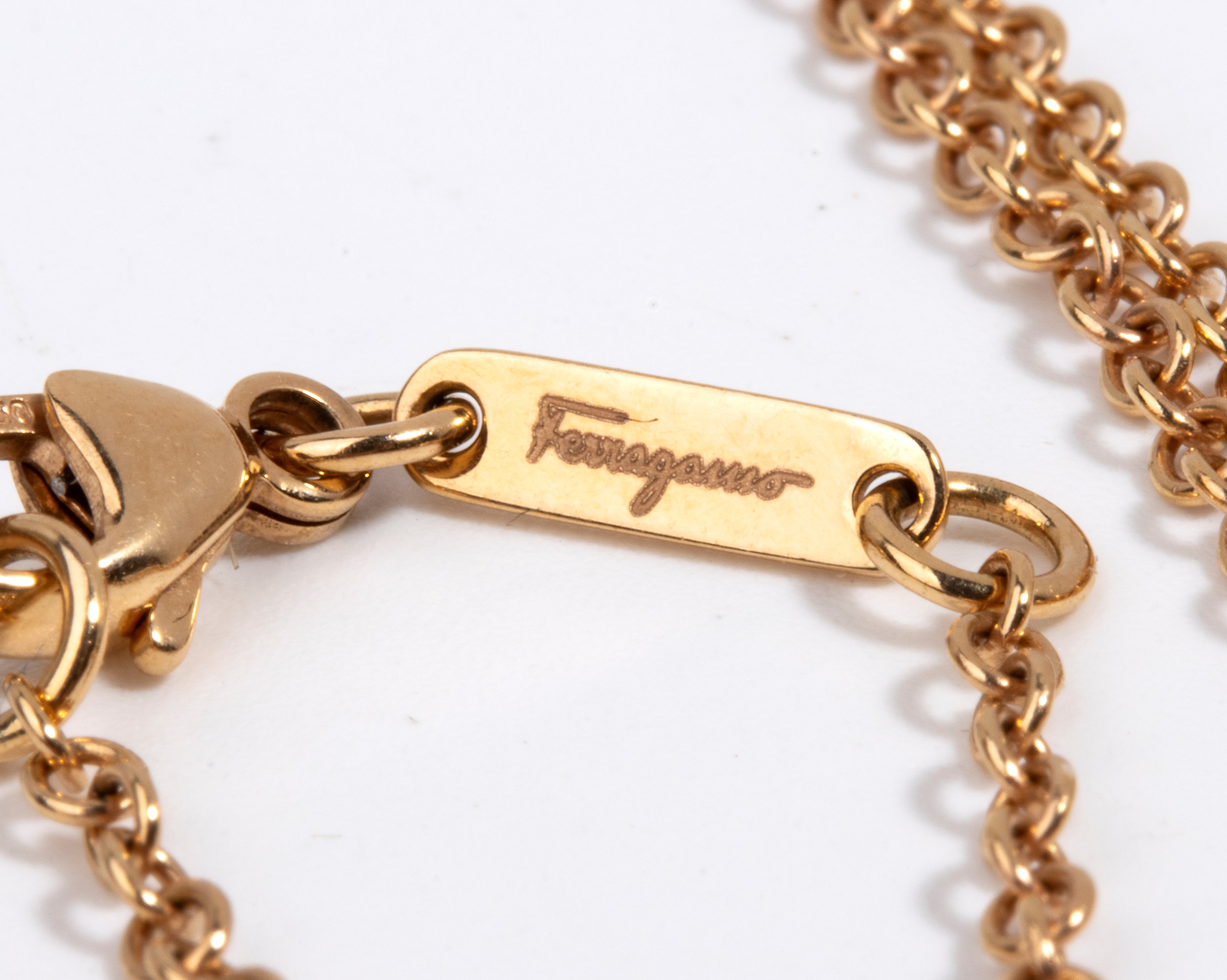 Collana con pendente, oro giallo 18k e ceramica bianca