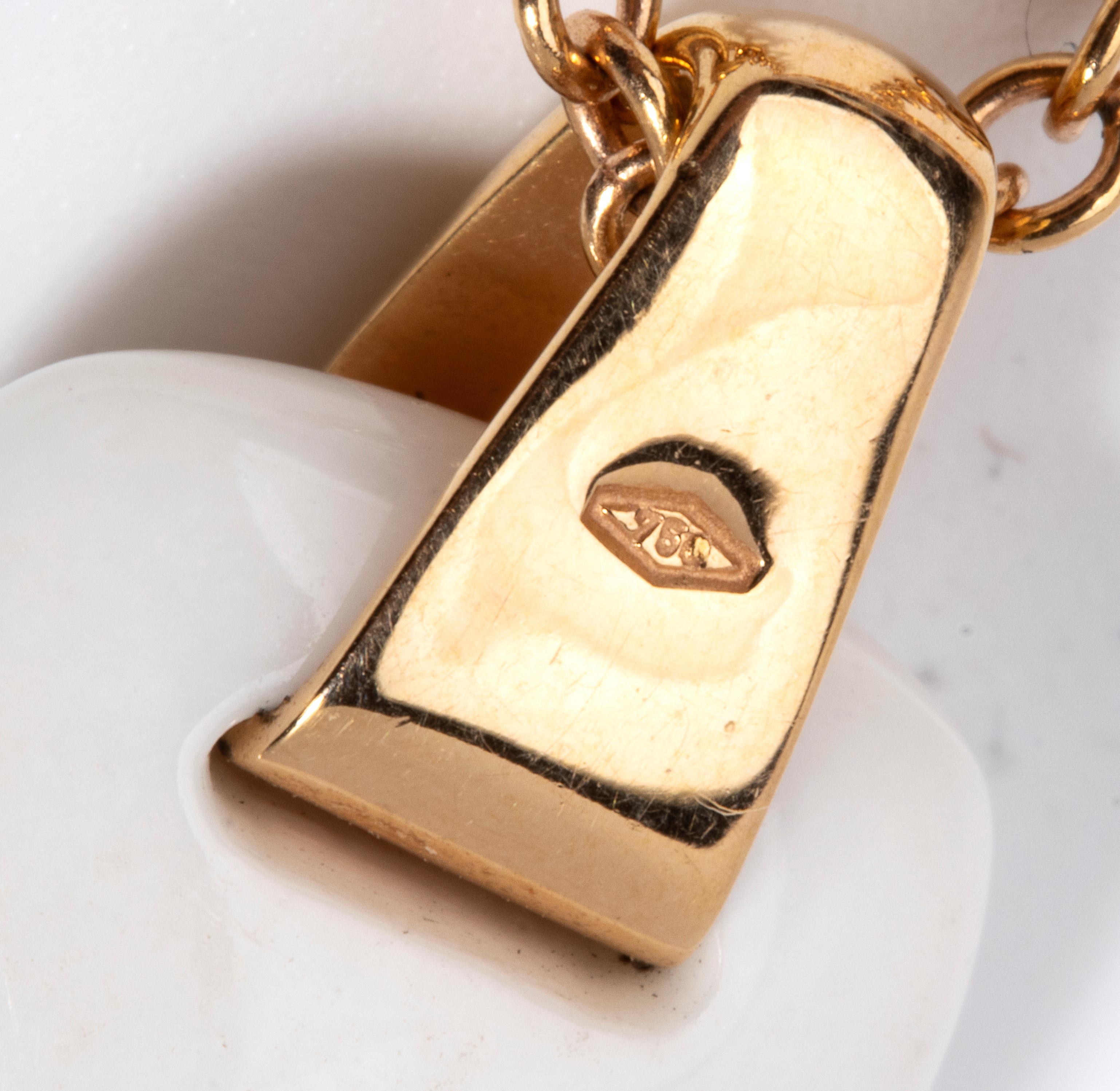 Collana con pendente, oro giallo 18k e ceramica bianca