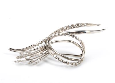Spilla in oro bianco 18k con diamanti, motivi a nastri intrecciati