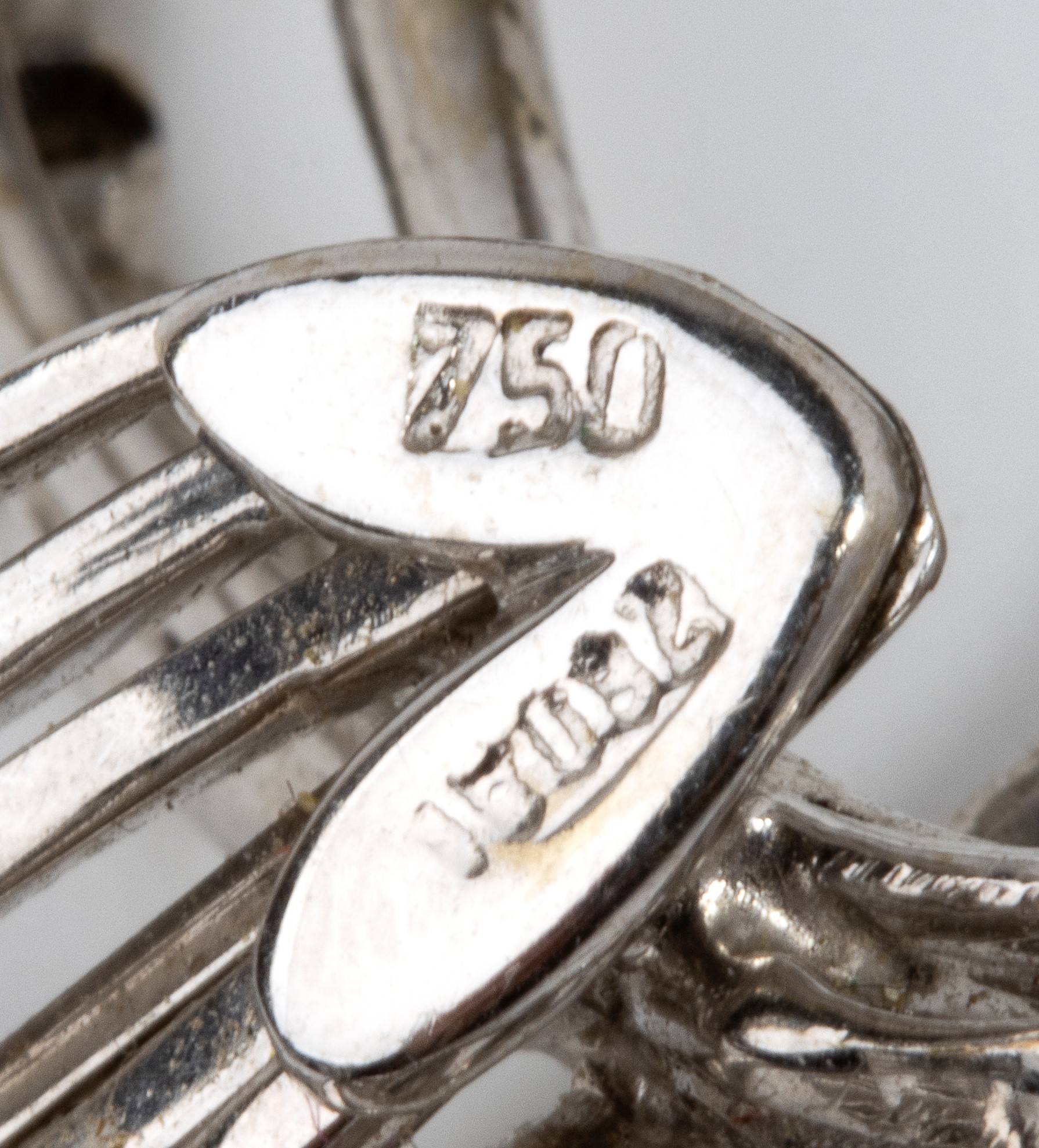 Spilla in oro bianco 18k con diamanti, motivi a nastri intrecciati