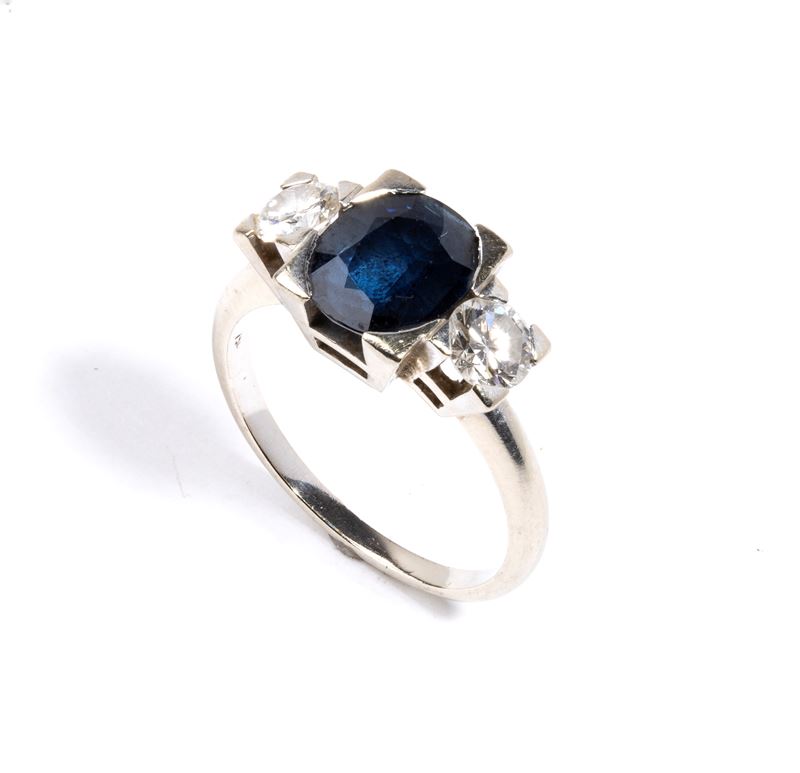 Anello in oro bianco 18k con zaffiro ovale e diamanti, con punzonatura 750