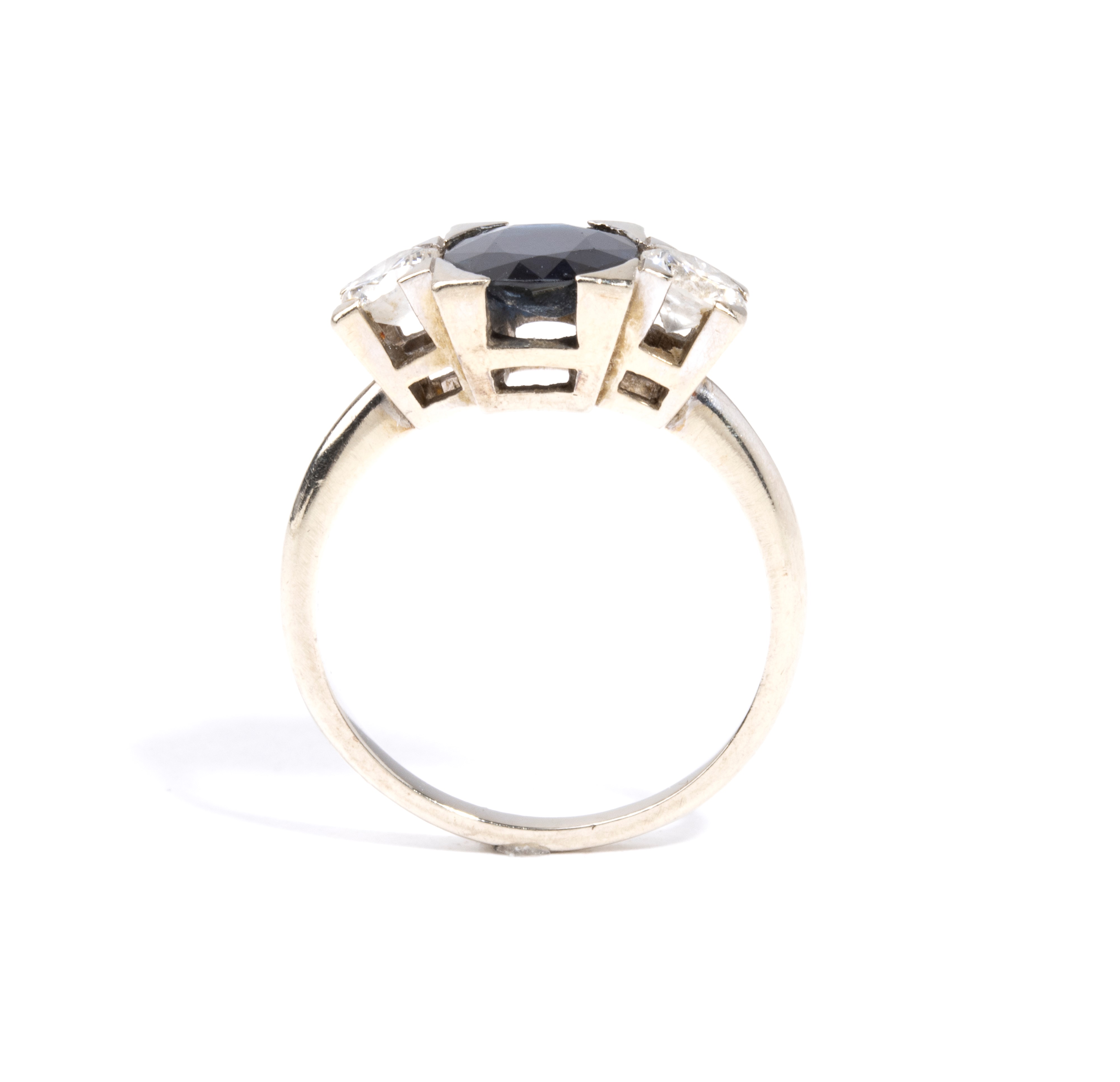 Anello in oro bianco 18k con zaffiro ovale e diamanti, con punzonatura 750