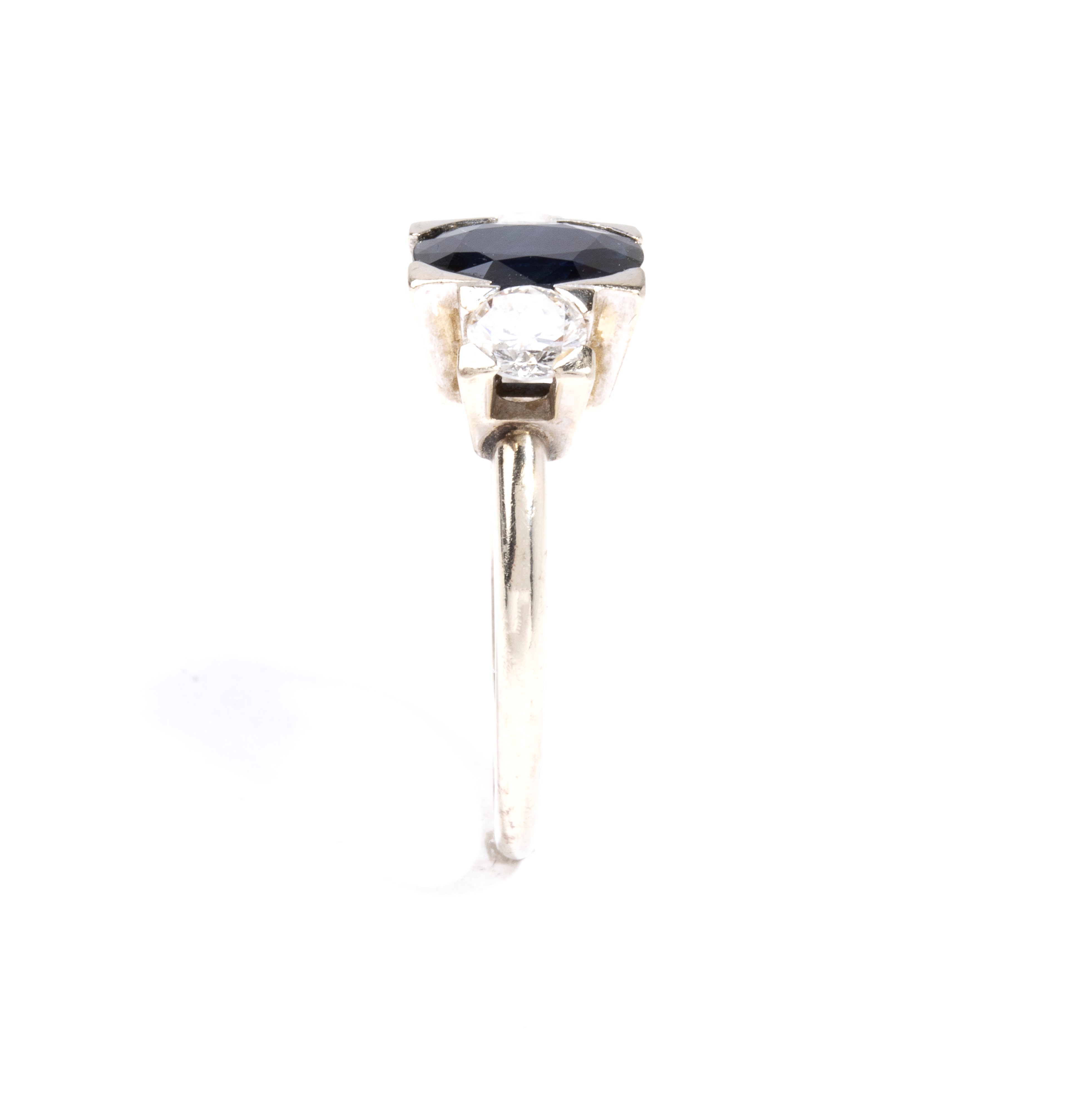 Anello in oro bianco 18k con zaffiro ovale e diamanti, con punzonatura 750