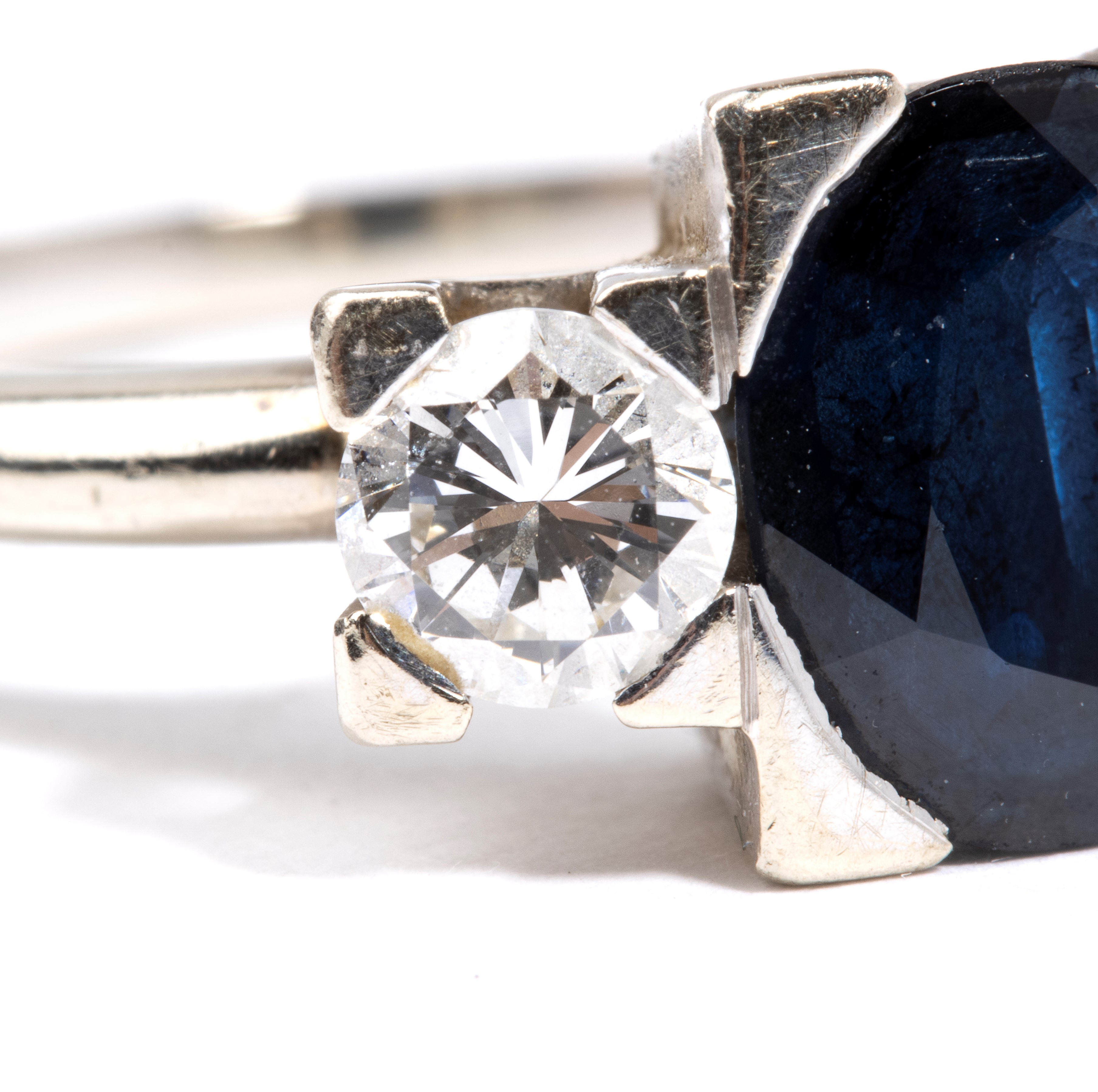 Anello in oro bianco 18k con zaffiro ovale e diamanti, con punzonatura 750
