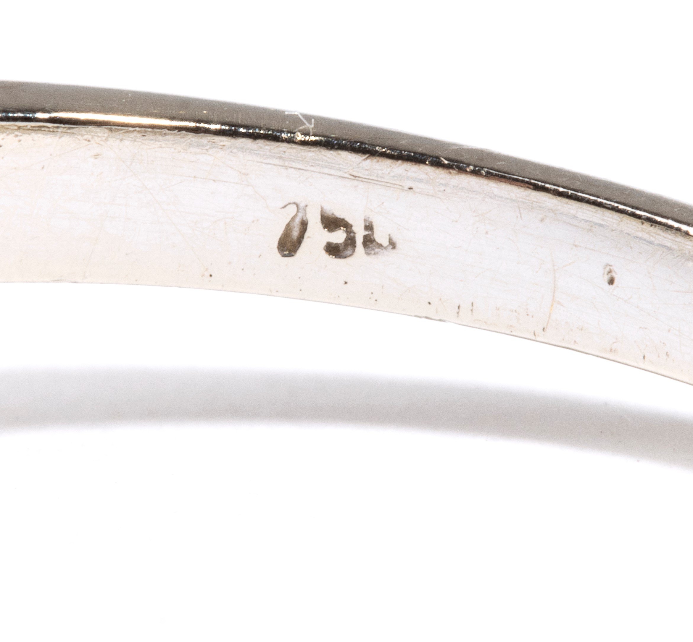 Anello in oro bianco 18k con zaffiro ovale e diamanti, con punzonatura 750