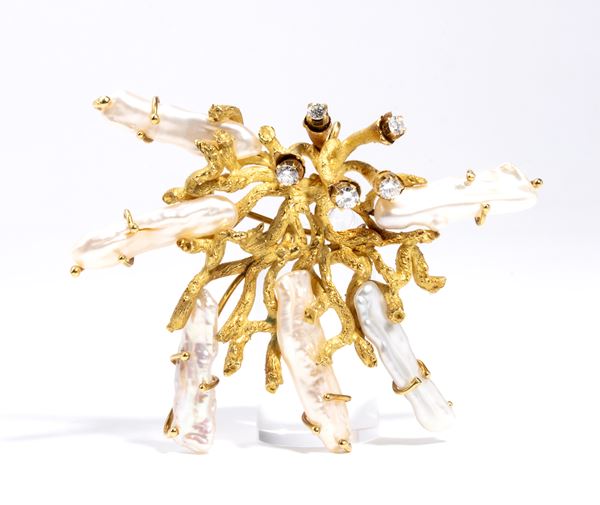Spilla in oro con diamanti e perle di fiume