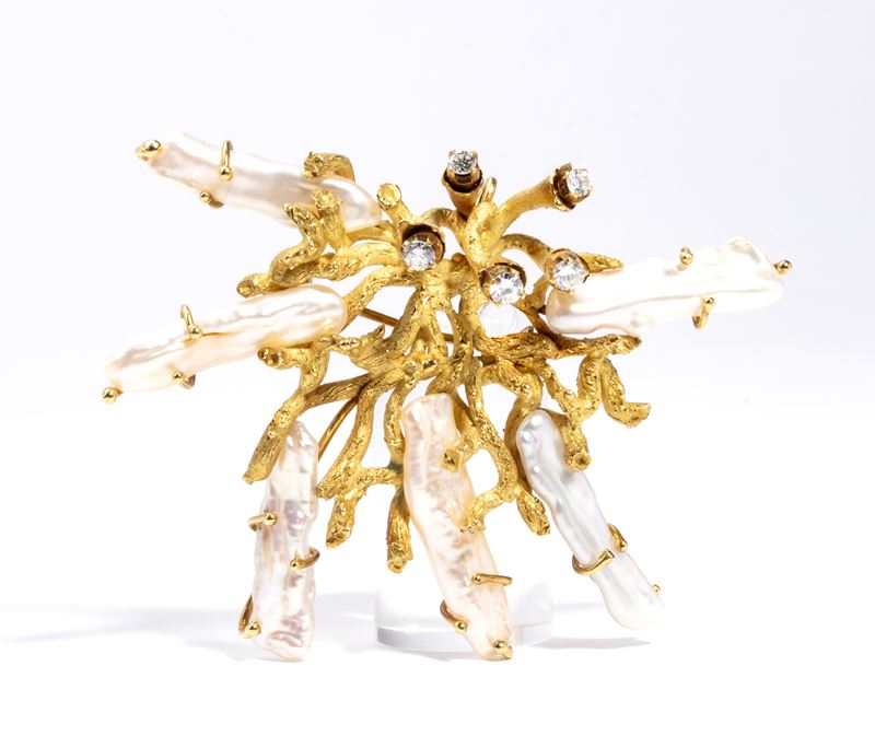 Spilla in oro con diamanti e perle di fiume