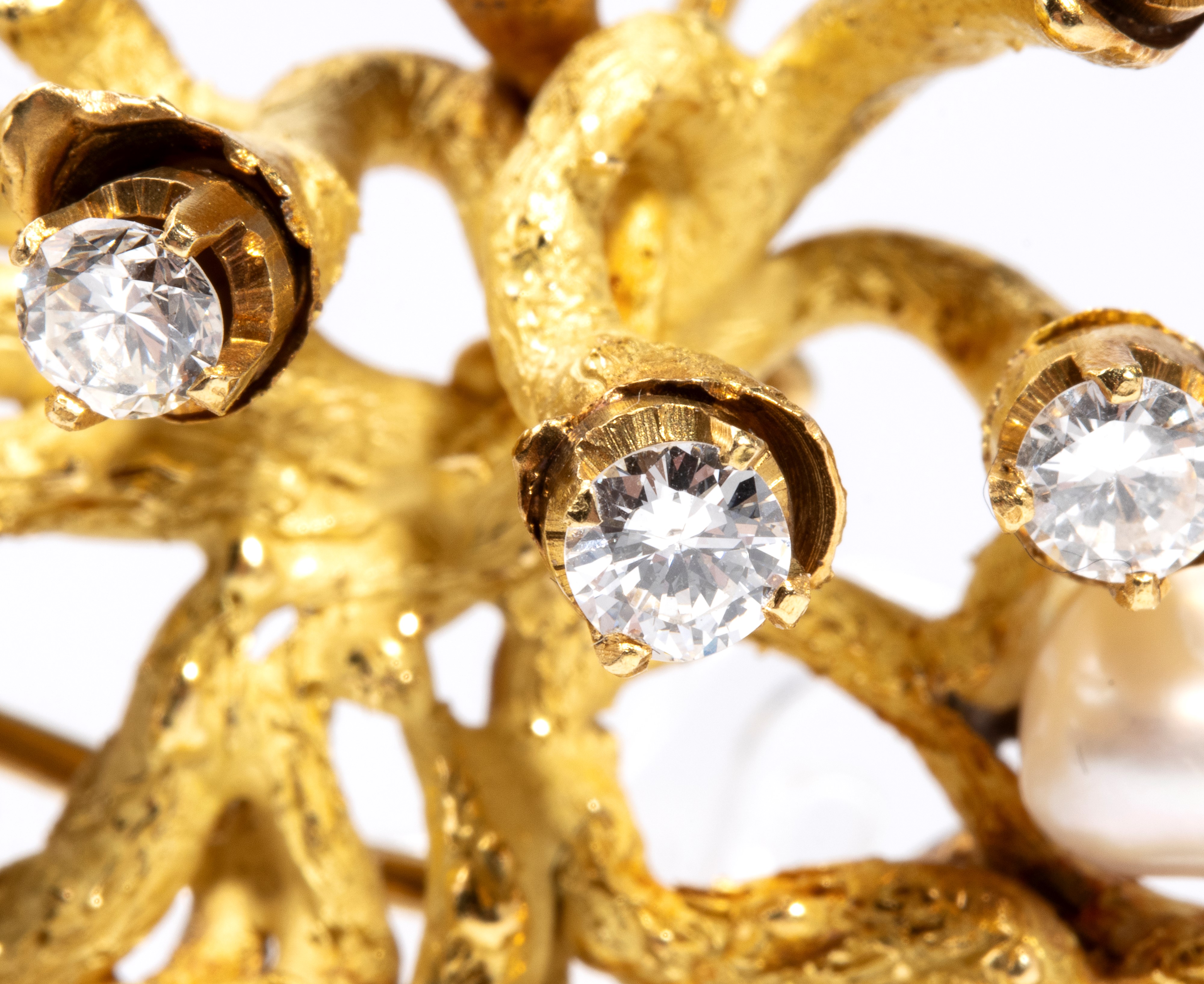 Spilla in oro con diamanti e perle di fiume