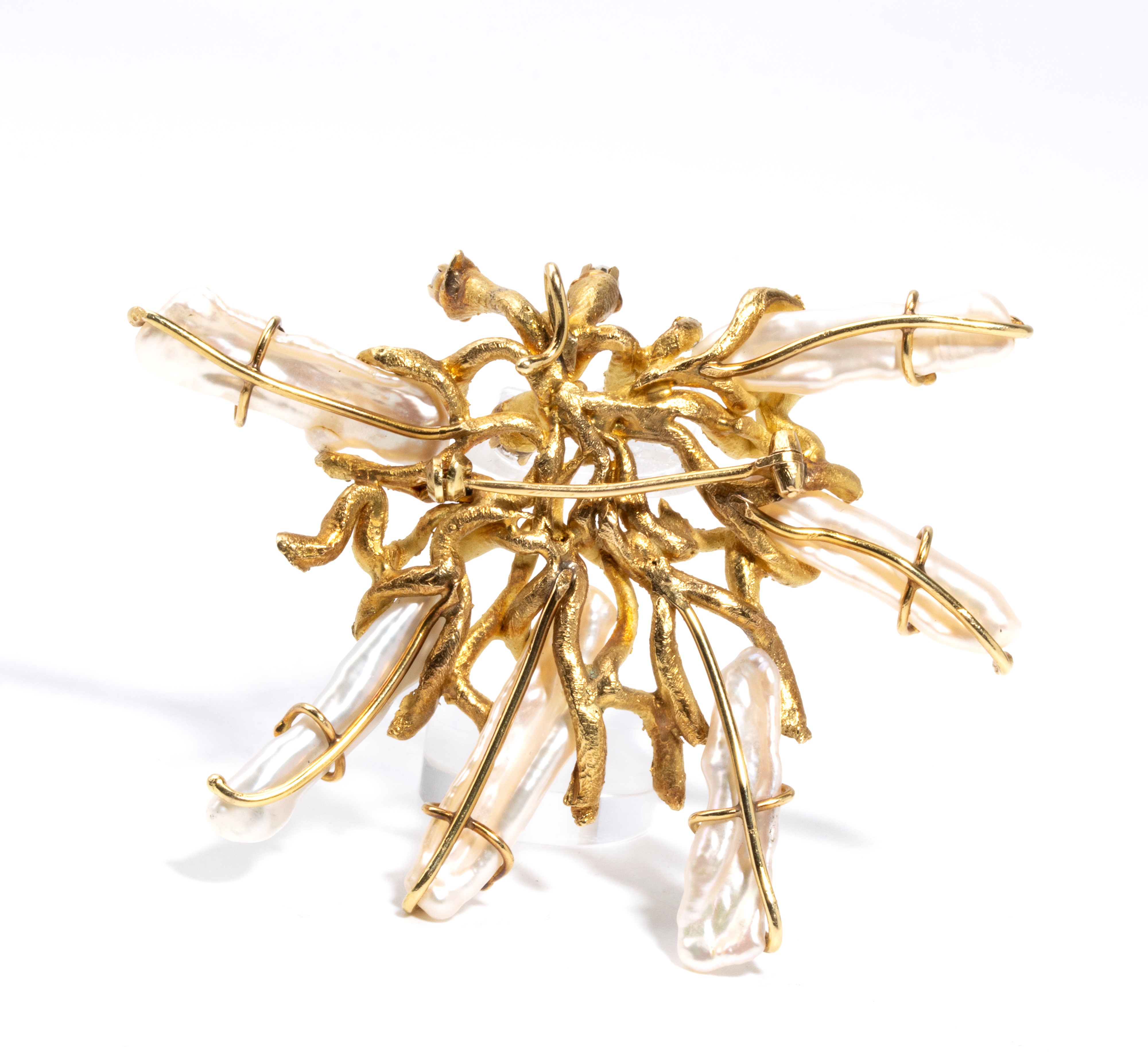 Spilla in oro con diamanti e perle di fiume