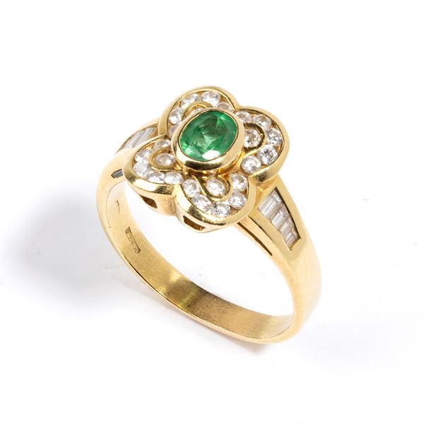 Anello in oro con smearldo e diamanti