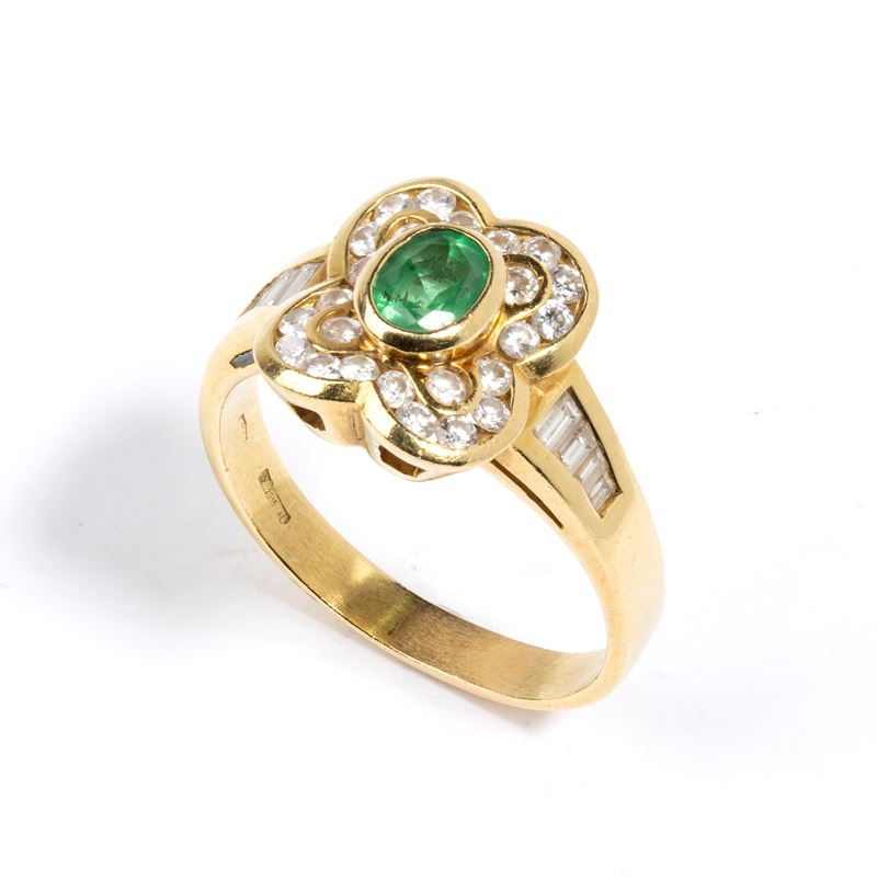 Anello in oro con smearldo e diamanti