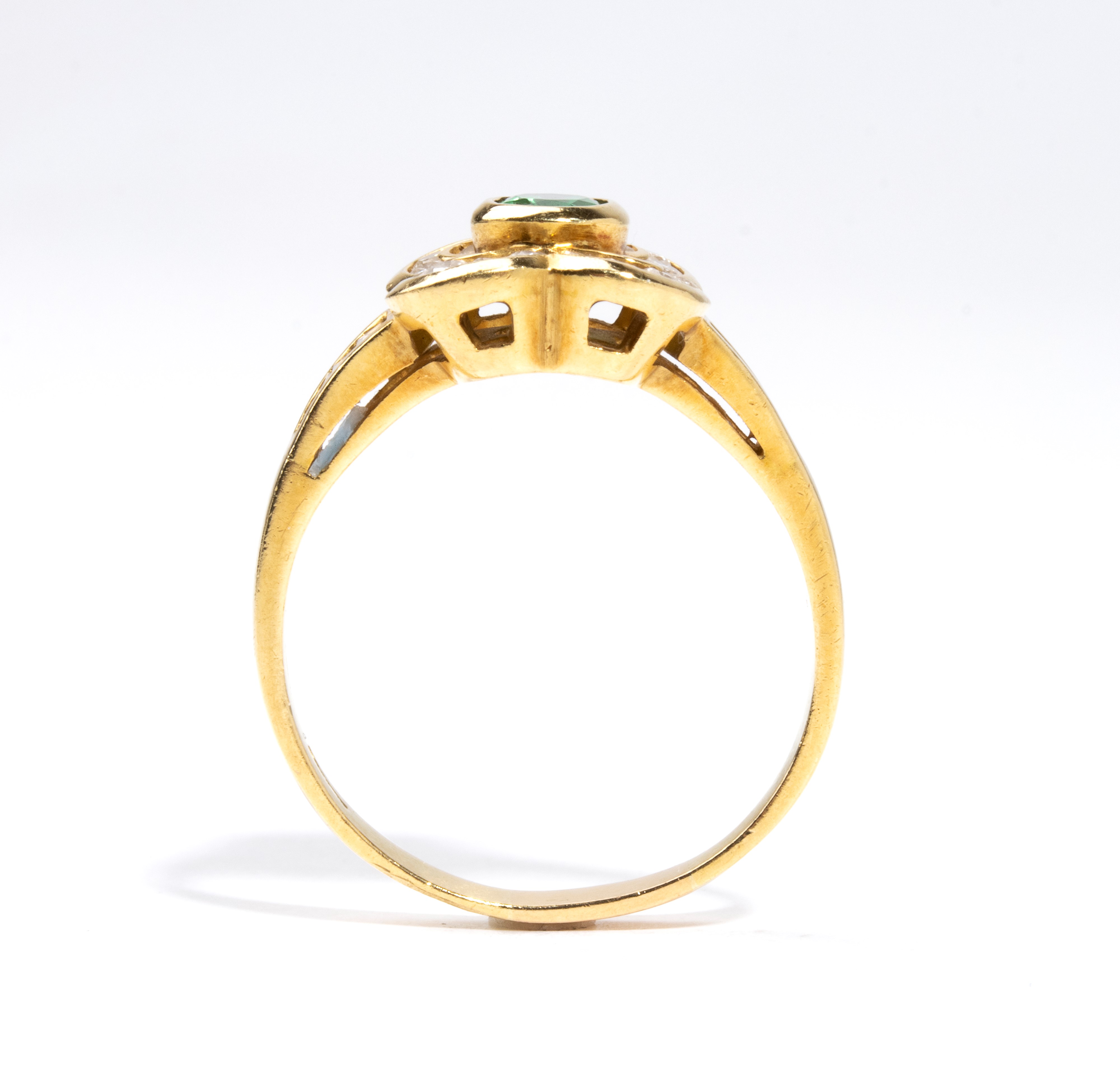 Anello in oro con smearldo e diamanti