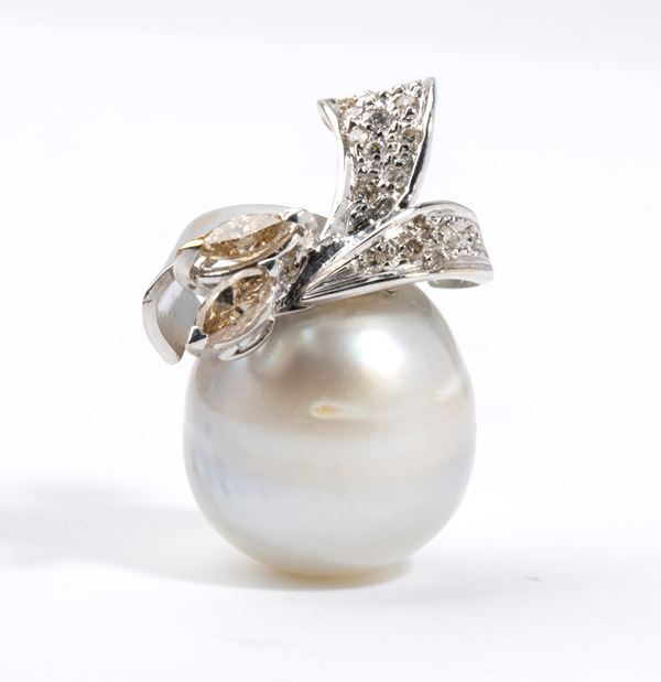 Pendente in oro con perla australiana e diamanti  