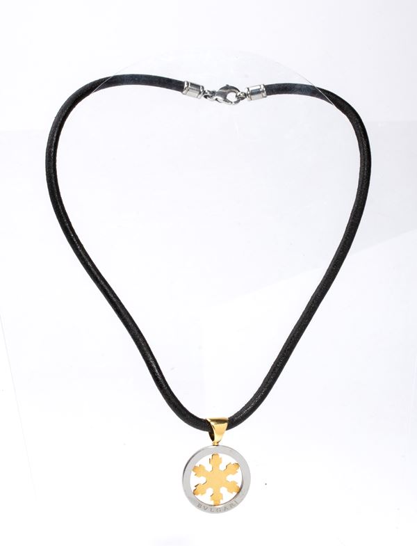 Collezione Tondo: girocollo in cuoio con pendente in acciaio ed oro