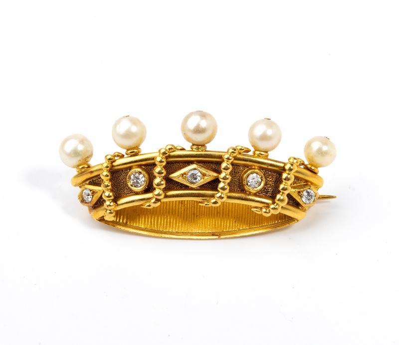 Spilla a corona in oro giallo con diamanti e perle, n. 5 diamanti rotondi e n. 5 perle coltivate