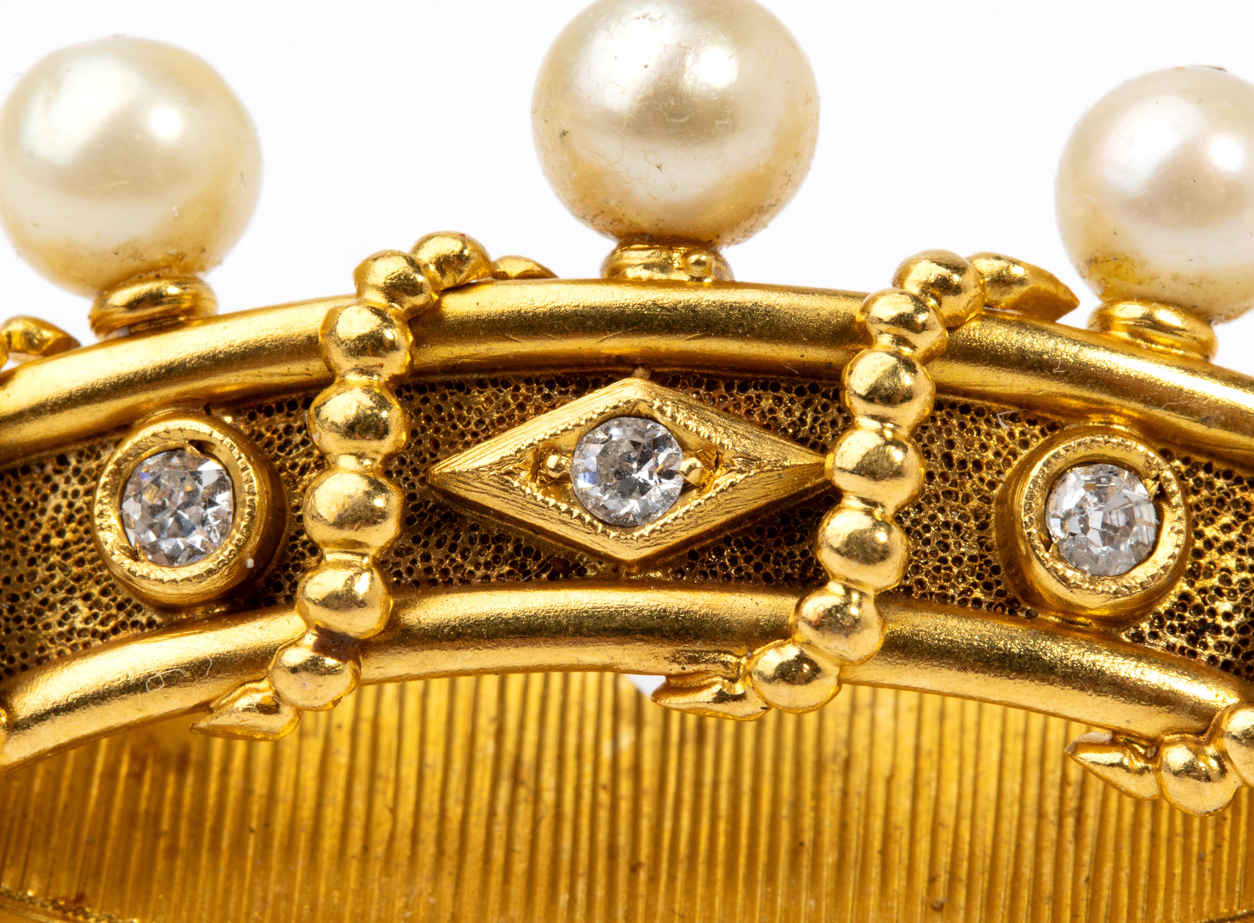 Spilla a corona in oro giallo con diamanti e perle, n. 5 diamanti rotondi e n. 5 perle coltivate