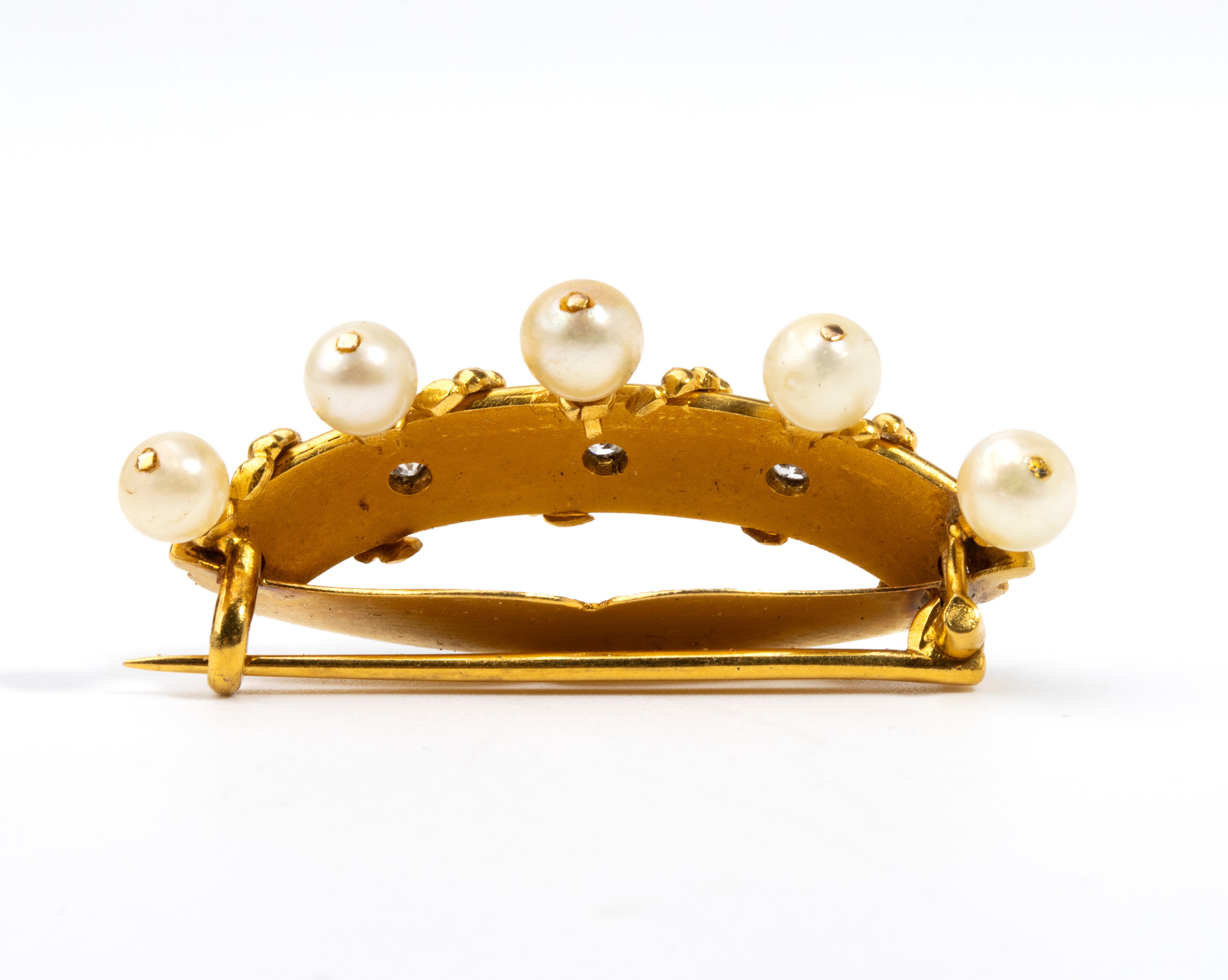 Spilla a corona in oro giallo con diamanti e perle, n. 5 diamanti rotondi e n. 5 perle coltivate