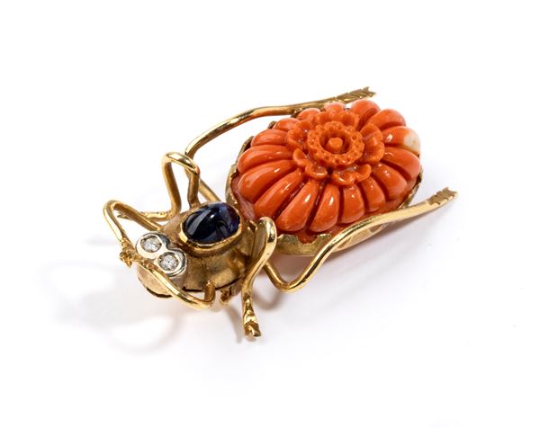 Spilla in oro con corallo, diamanti e zaffiro