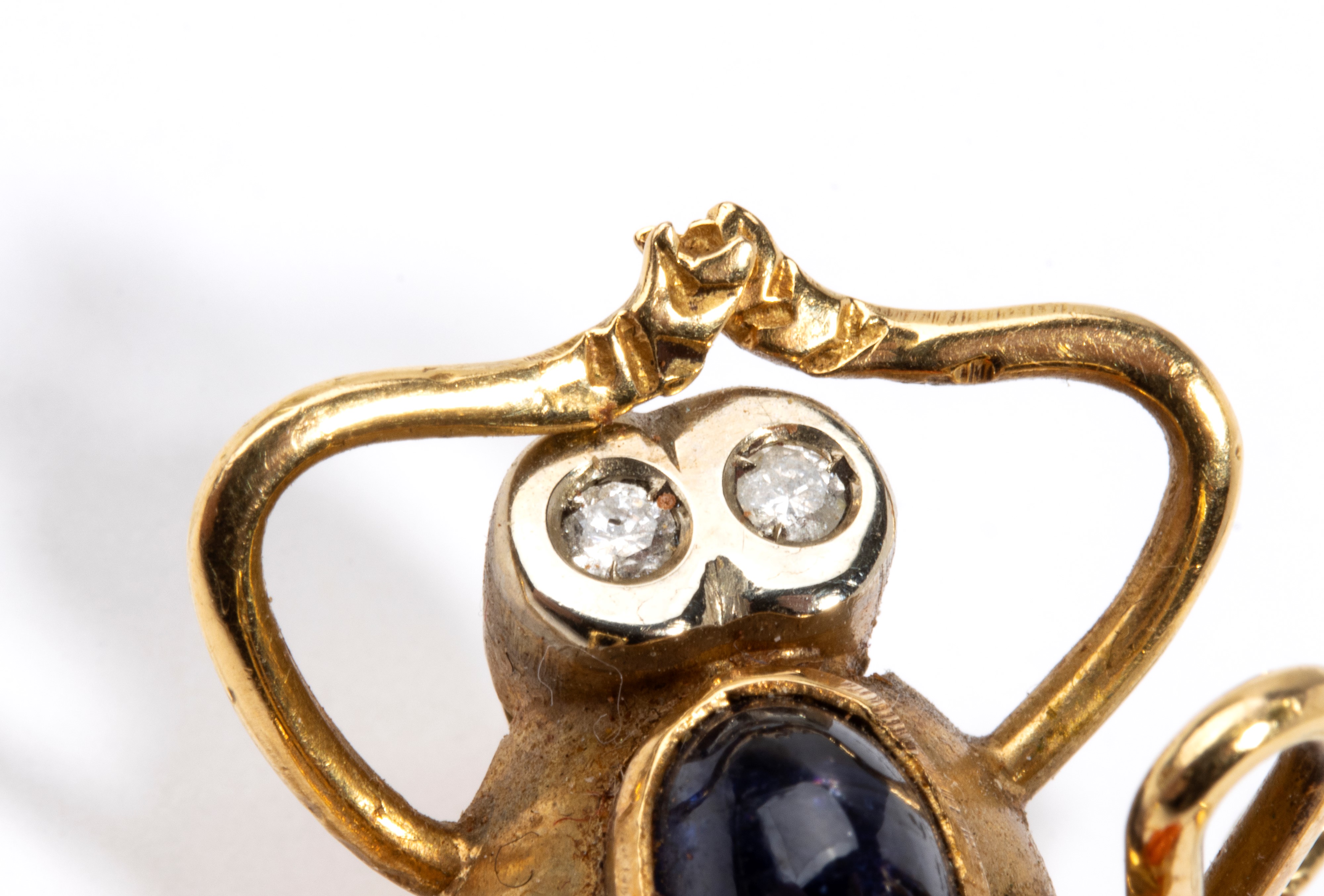 Spilla a forma di insetto in oro 18k con corallo cerasuolo, zaffiro e diamanti