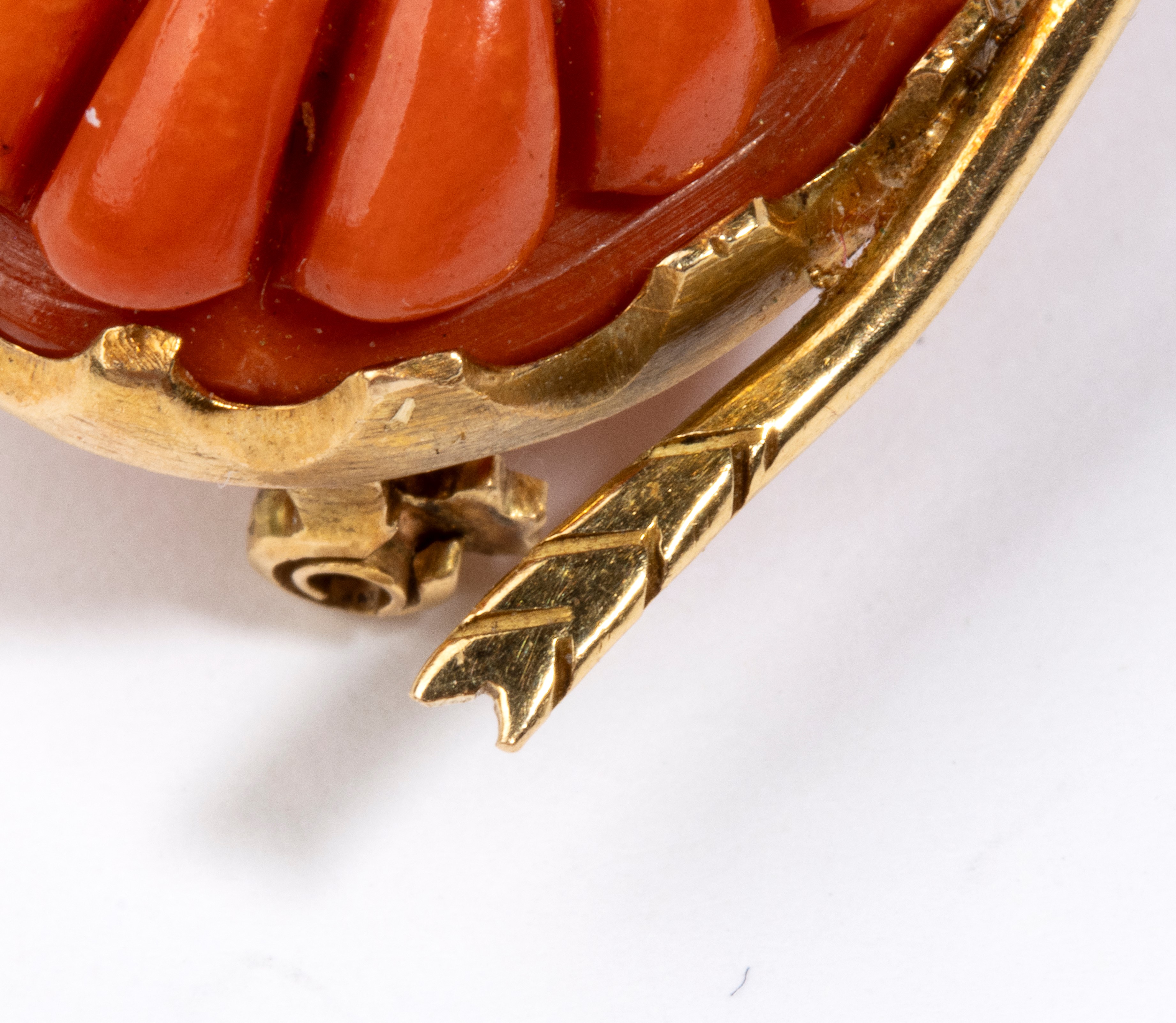 Spilla a forma di insetto in oro 18k con corallo cerasuolo, zaffiro e diamanti