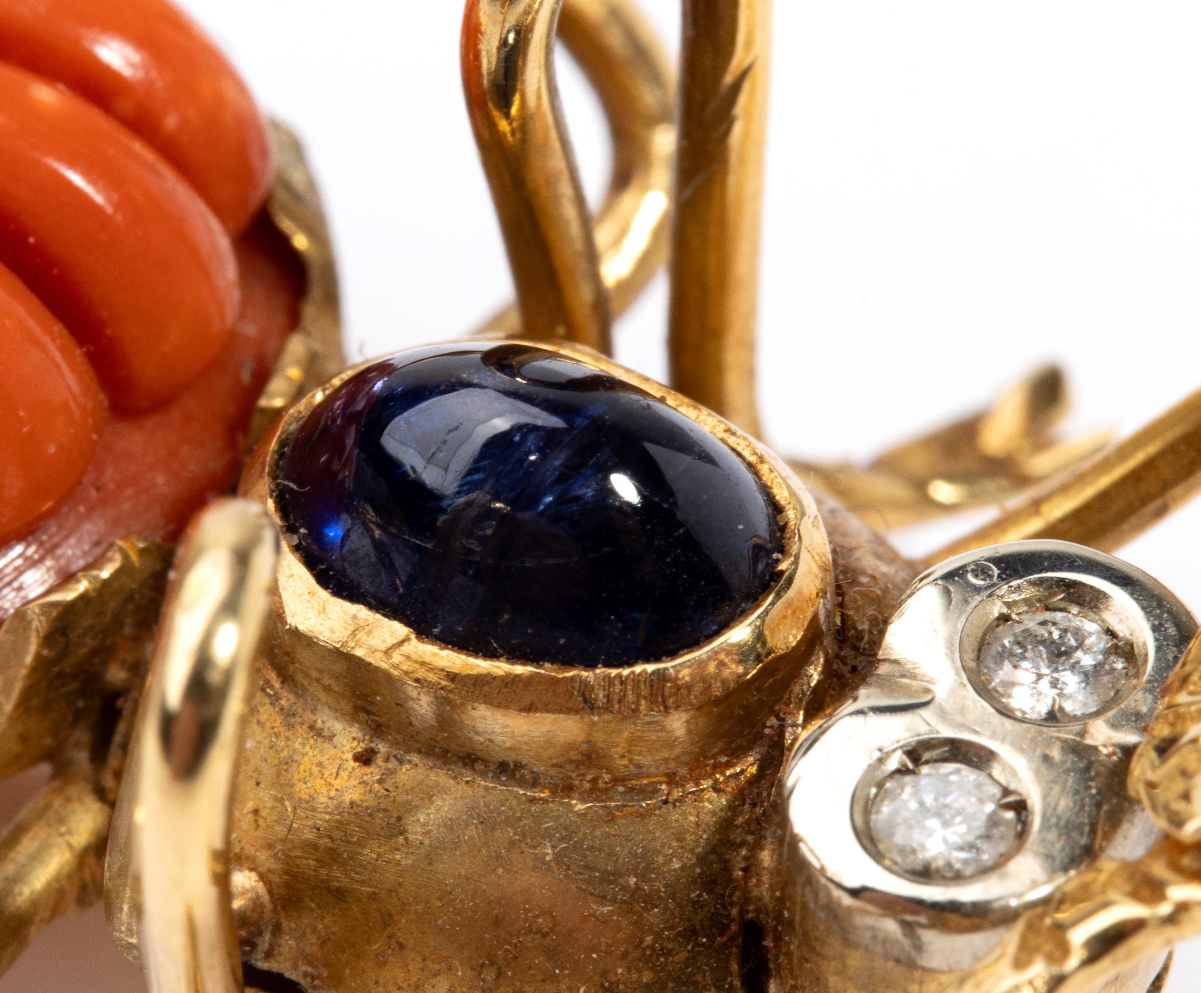 Spilla a forma di insetto in oro 18k con corallo cerasuolo, zaffiro e diamanti