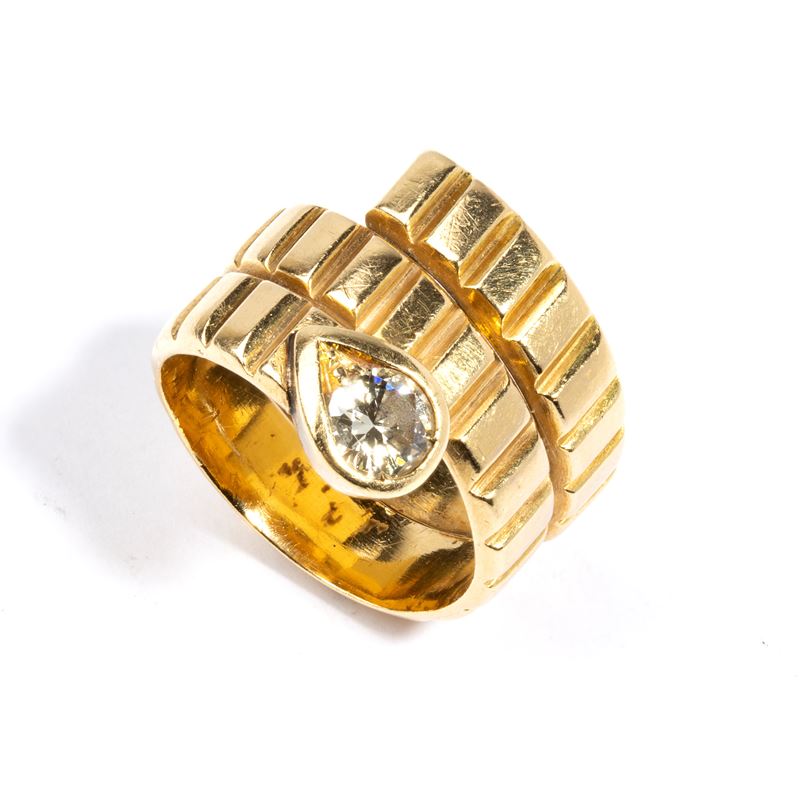 Anello in oro con diamante centrale