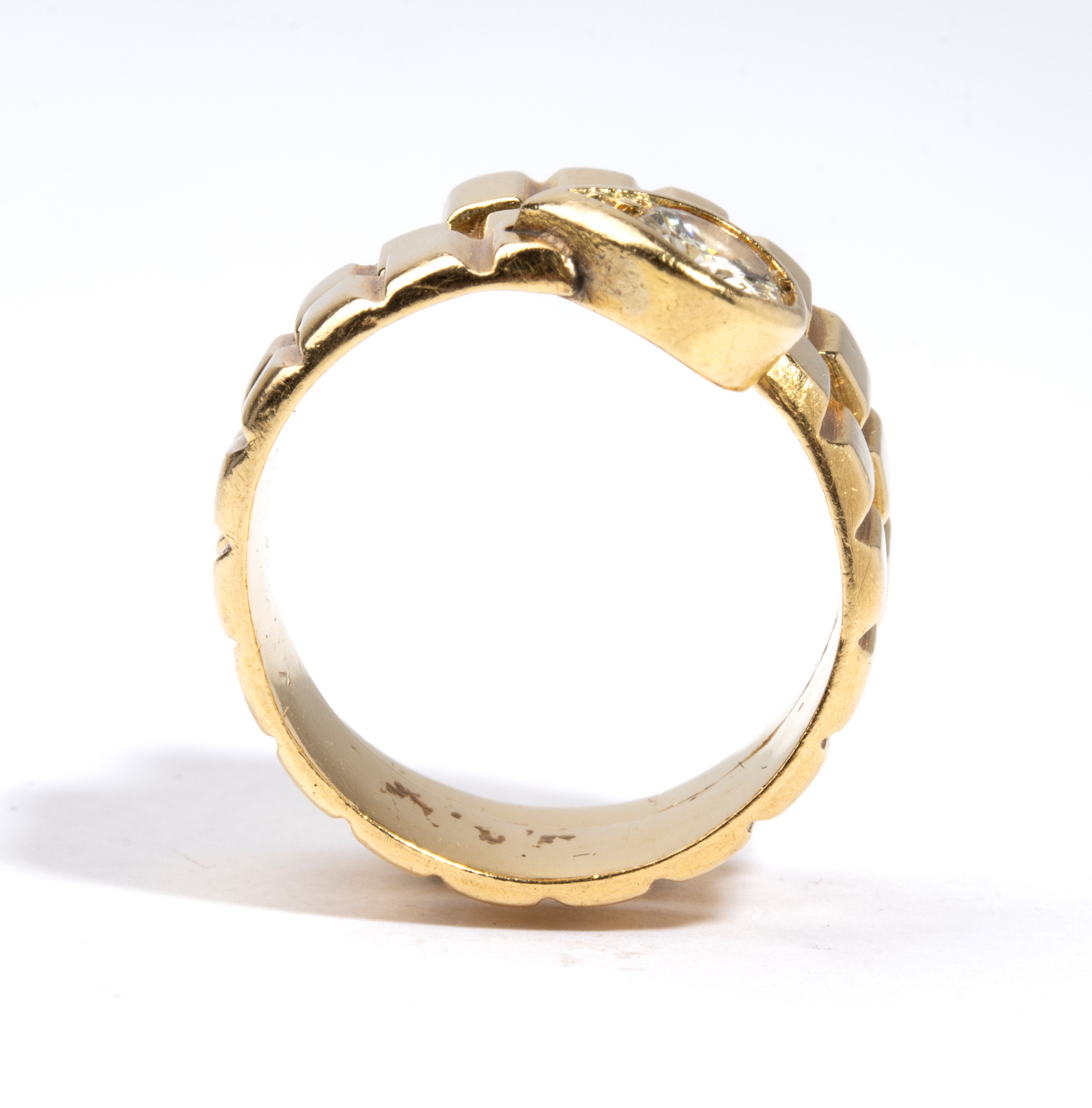 Anello in oro con diamante centrale