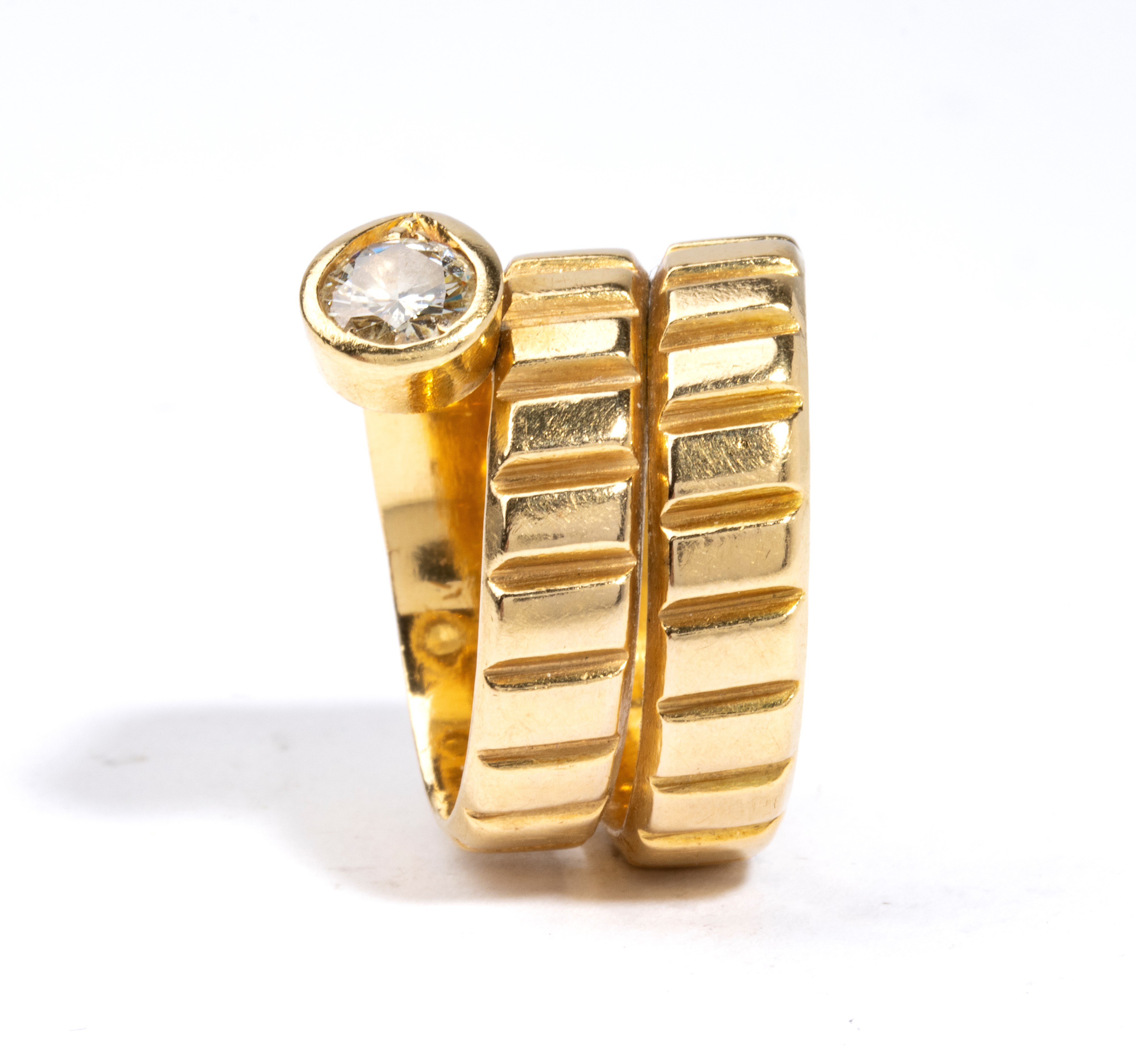 Anello in oro con diamante centrale