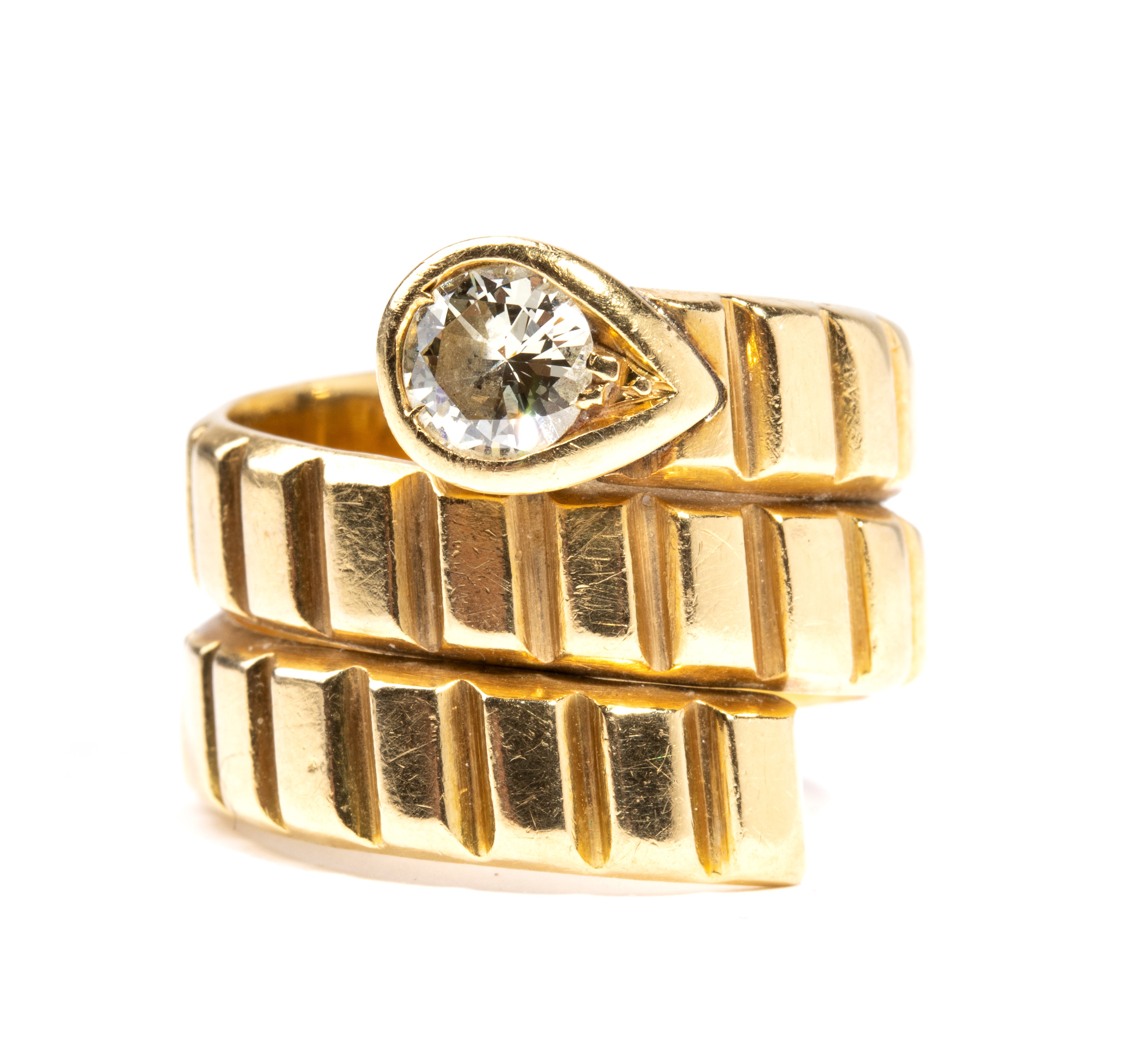 Anello in oro con diamante centrale