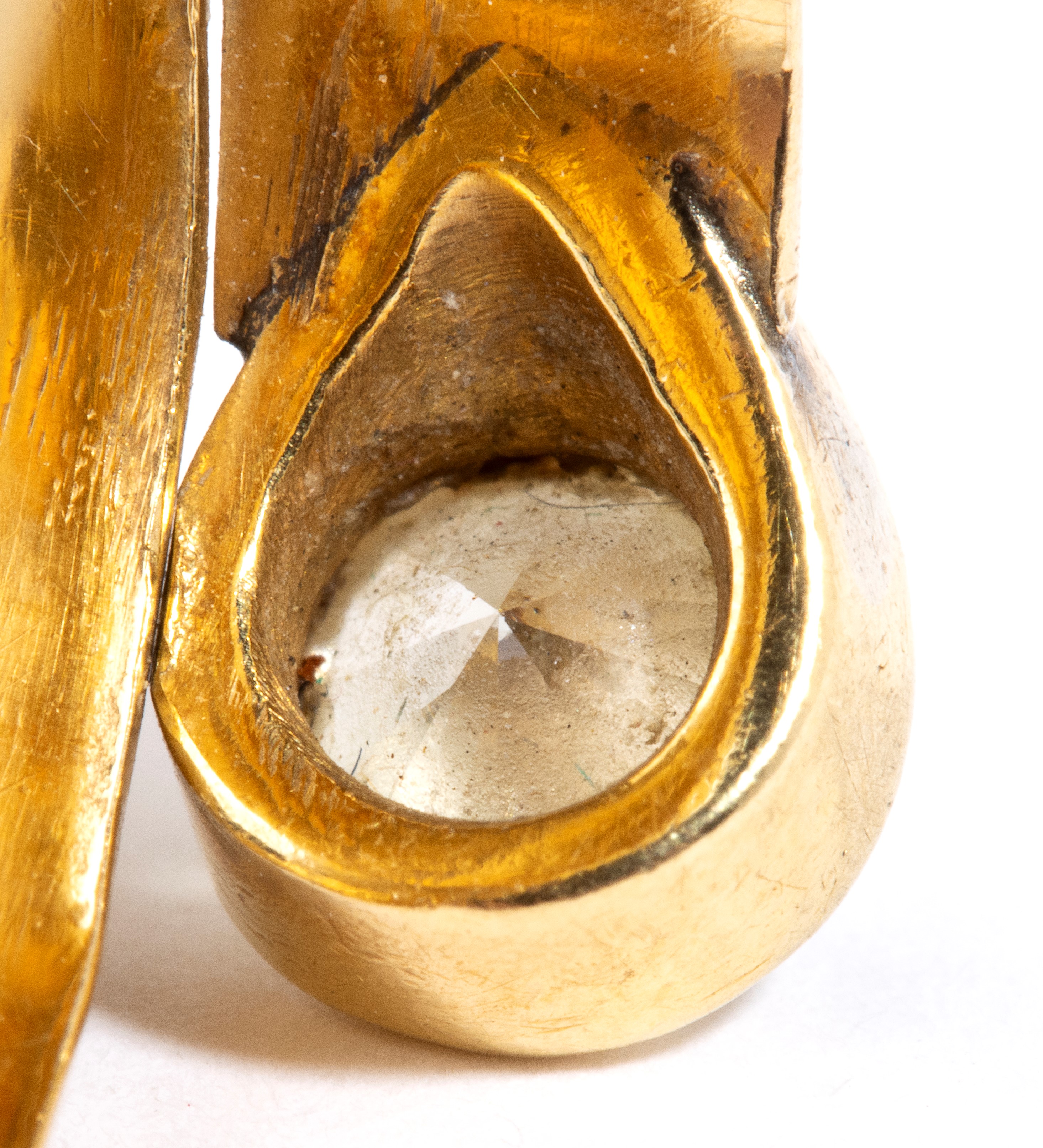 Anello in oro con diamante centrale